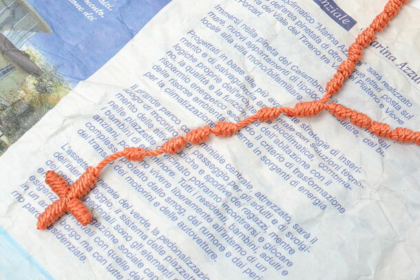 【ロザリオ ネックレス】【ゴシック】【定番人気】【ギフト】【お守り】★紐編み クロス ロザリオ ネックレス ペンダント オレンジ