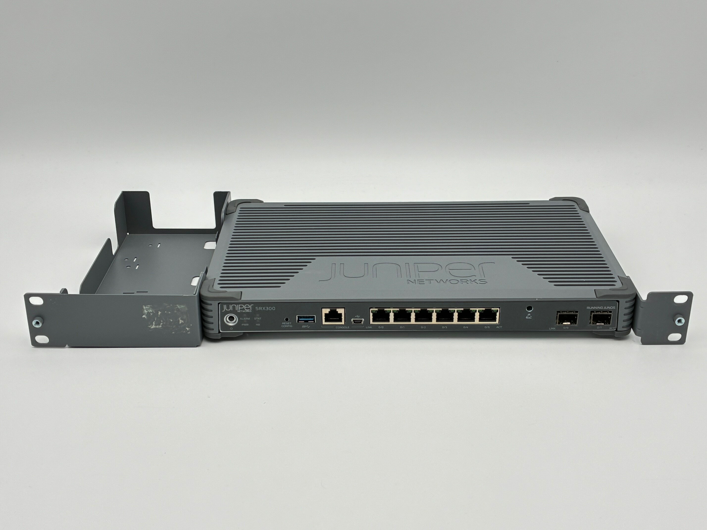 中古 Juniper SRX300 REV A セキュリティゲートウェイ ファイアウォール VPN対応 1Gbps 6ポート 初期化済み Junos OS 法人向け ルーター