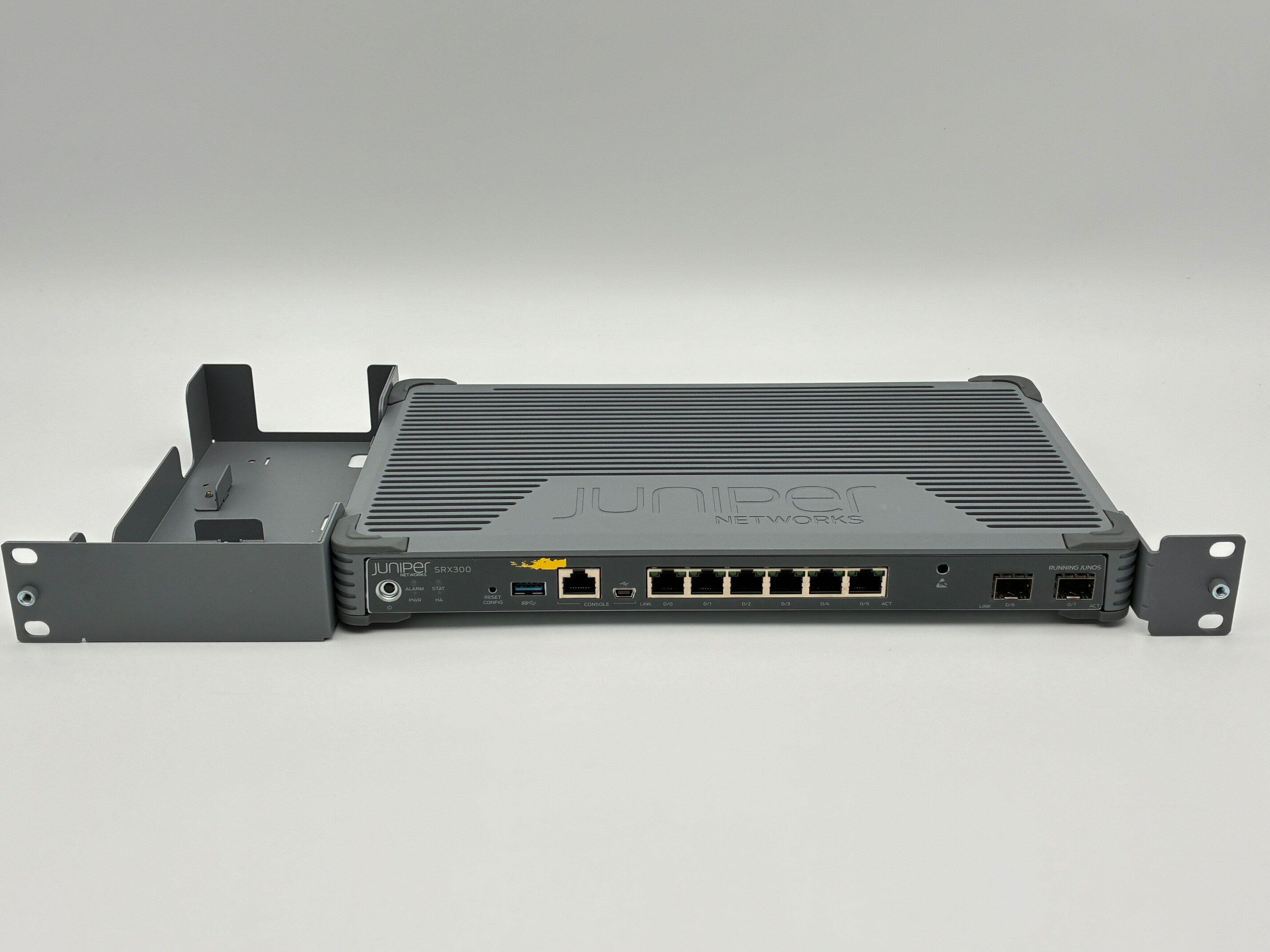 中古 Juniper Networks SRX300-SYS-JB REV A 初期化済み Junos 本体のみ ファイアウォール VPN