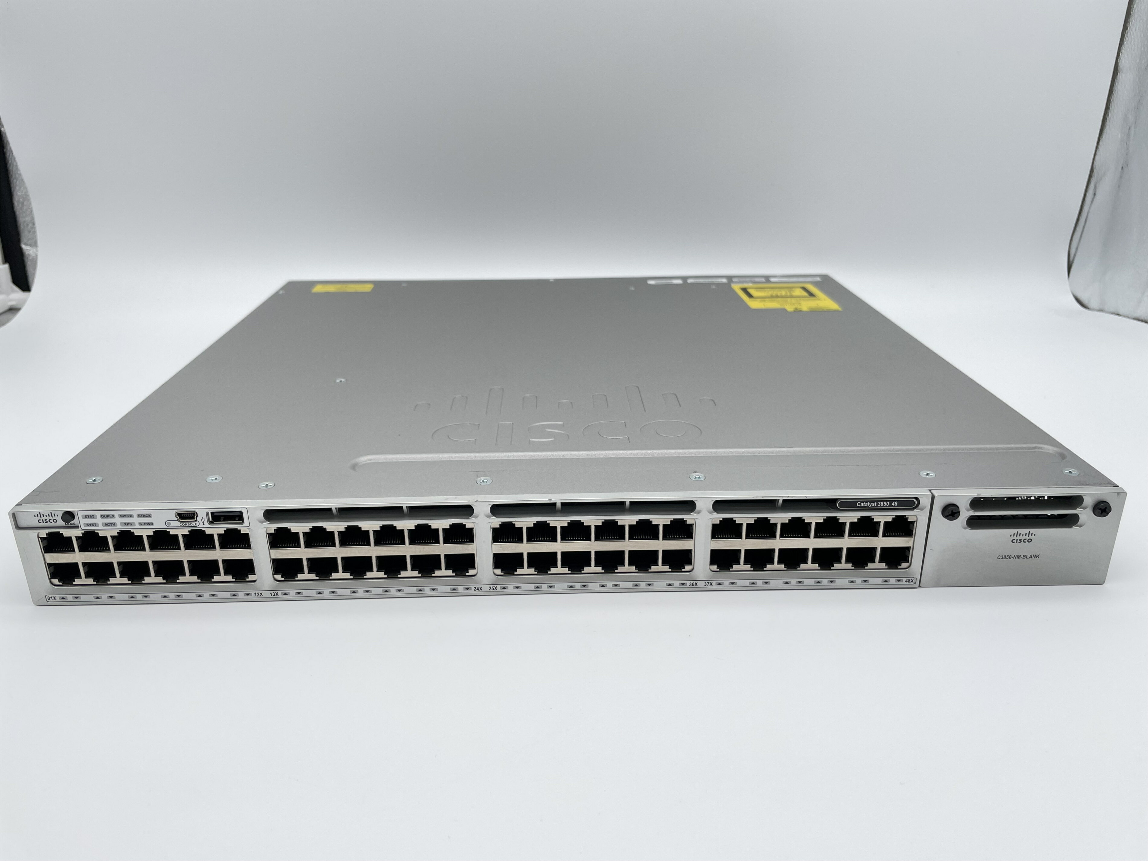 商品説明 ご覧いただきありがとうございます。 Cisco製 L3スイッチ「Catalyst 3850 48（WS-C3850-48T-E）」の中古品です。 企業ネットワークにおけるアクセススイッチや集約スイッチとして利用される法人向けモデルです。 動作確認済み・初期化済みのため、導入後すぐに設定してご利用いただけます。 【商品特徴】 Gigabit Ethernet 48ポートを搭載した高性能L3スイッチです。 オフィスや拠点内ネットワークの構築・拡張に適しています。 安定性と拡張性に優れており、既存環境への増設・リプレース・検証用途にも対応可能です。 【商品情報 / スペック】 メーカー：Cisco 商品名：Catalyst 3850 48 型番：WS-C3850-48T-E V07 OSバージョン：IOS 03.06.06E 製品種別：L3スイッチ ポート：48ポート（Gigabit Ethernet） 用途：企業ネットワーク / コアスイッチ / アクセススイッチ / 拠点内配線 【付属品】 付属品なし ※電源ケーブルが必要な場合はお申し付けください。無料でお付けいたします。 【商品状態】 Bランク 外観にキズやスレなどの使用感がありますが、通常使用に支障のない状態です。 状態の詳細は掲載写真をご確認ください。 【注意事項】 ※専門機器のため設定サポートは行っておりません。 ※中古品のため細かなキズや使用感がある場合がございます。 保証について 商品到着後 30日以内 の初期不良については返品対応いたします。 返品時の送料・手数料は弊社が負担いたします。 お客様都合による返品・キャンセルはお受けできません。 以下のような内容は保証対象外となります。 ・ソフトウェアの要因であるもの ・バッテリー、内蔵電池、バックライト等の消耗品 ・お客様のご用意されたアプリや機器との相性、お客様のお取扱いによる故障等 ※いかなる場合においても、本製品の使用または使用不能から生ずる損害 （事業利益の損失・事業の中断、事業情報の損失またはその他の金銭的損害を含 む） に関して、当社は一切の責任を負わないものとします。 ご購入前にお読みください ・在庫状況によりご注文後にキャンセルとなる場合があります。 ・発送は 1～2営業日以内（土日祝を除く）に対応いたします。 ・北海道・沖縄・離島は別途送料が発生する場合がございます。 ・プレゼント包装や熨斗対応は行っておりません。 ・銀行振込／コンビニ決済の場合は3日以内にご入金をお願いいたします。 ランク 状態説明 Sランク 未使用または新品同様の状態。外観・性能ともに非常に良好で、使用感がほとんどありません。 Aランク 目立つキズや汚れが少なく、全体的にきれいな状態。使用感はわずかです。 Bランク 通常使用による小キズ・スレ・テカリなどがありますが、動作に問題のない良品です。中古として一般的な状態。 Cランク 全体的にかなりの使用感があり、キズ・ハゲ・汚れなどが多数ありますが、動作は正常です。コスパ重視の方向け。 Dランク 外観に目立つダメージや多数あり、破損などもあり、外観を気にしない方向け。基本動作はできる動作品。 Eランク 通電・一部動作のみ確認済み。ジャンク扱い品。修理・部品取り前提での販売となります。保証対象外です。