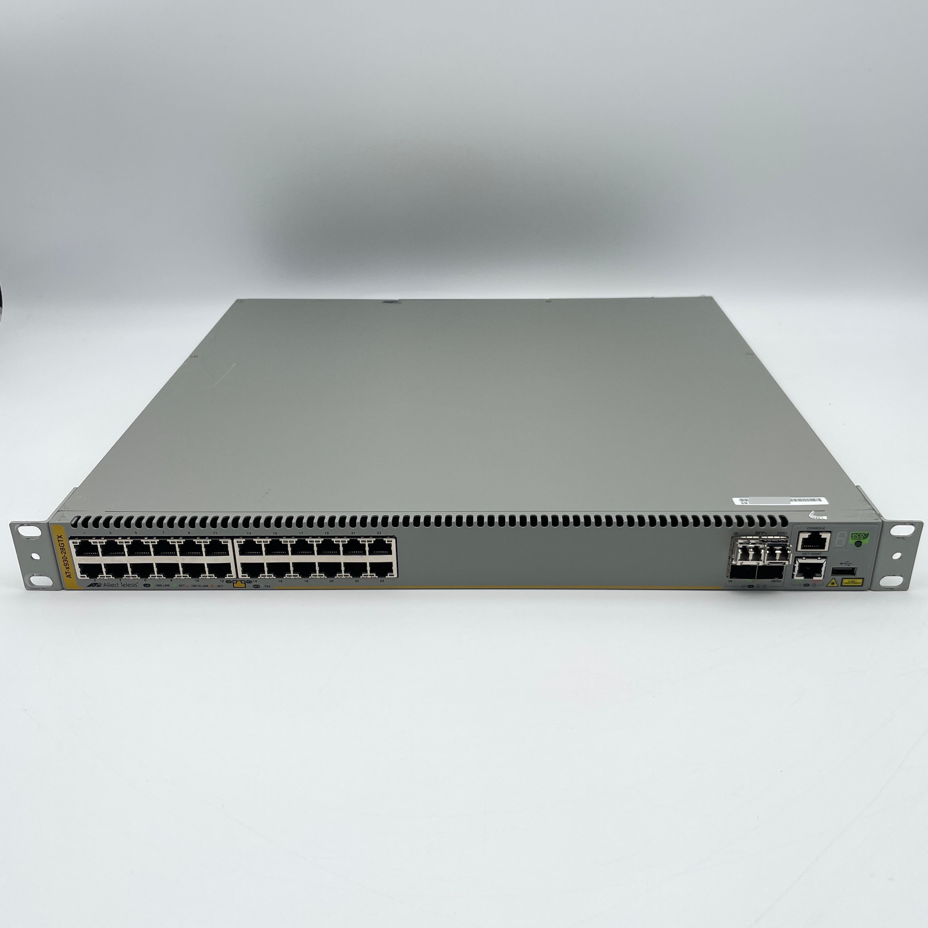 ■ 商品説明ご覧いただきありがとうございます。こちらは、ネットワーク機器【CentreCOM(AT-x930-28GTX)】の出品です。動作確認済み・清掃済みです。【スペック】メーカーAllied Telesis商品名CentreCOM型式AT-x930-28GTX機器種別L3スイッチポート構成1000BASE-T（RJ45）×24 / SFP+（10G）×4 / コンソール×1 / USB×1スイッチング容量288Gbps / 214.3Mpps対応規格・機能VLAN / スタック対応(VCS) / ルーティング(L3) / AMF管理方式Web GUI / CLI(SSH・コンソール) / SNMPラックマウント1U【付属品】取付金具【コンディション】総合ランク：B外観B外観に多少の使用感が見られますが、中古品として標準的な状態です。・電源投入・起動を確認しています。・全ポート導通確認済み。・OS・ファームウェア：5.4.9-0.1・状態の詳細は掲載写真をご確認ください。 ■ 保証について商品到着後 30日以内 の初期不良については返品対応いたします。返送時の送料・手数料は弊社が負担いたします。【保証対象外となる項目】・ソフトウェアの要因による不具合・バッテリー・バックライト等の消耗品・お客様のお取扱いによる故障・破損・お客様ご用意のアプリや周辺機器との相性・お客様都合による返品・キャンセル※本製品の使用または使用不能から生じるいかなる損害（事業損失・データ損失等を含む）についても、当社は責任を負いかねます。 ■ ご購入前にお読みください・在庫状況により、ご注文後にキャンセルとなる場合がございます。予めご了承ください。・発送は 1〜2営業日以内(土日祝を除く)に対応いたします。・北海道・沖縄・離島へのお届けは、別途送料が発生する場合がございます。・ギフト包装・熨斗対応はお受けしておりません。・銀行振込・コンビニ決済をご選択の場合は、ご注文より3日以内にお支払いをお願いいたします。期限を過ぎた場合はキャンセルとなることがございます。・商品画像は撮影環境により実際の色味と異なって見える場合がございます。また、写真に写らない程度の細かな傷がある場合がございます。・本商品は専用ツールによる検査(起動・高負荷動作・ストレージ健康状態・バッテリー・各機能・Windowsライセンス)に加え、液晶(ドット抜け・表示ムラ)・キーボード・各ポート・カメラ・スピーカー・Wi-Fiなどの動作を1台ずつ目視・手作業で検品しております。・バッテリー・SSDは消耗品です。充電維持率・駆動時間・SSD健康度などの実測値は経年や使用状況により変動するため掲載しておりません。中古品につき、バッテリー・SSD等の消耗品は保証対象外です。・商品画像のシリアルナンバーは、不正利用防止のため画像を加工しております。 ■ 商品の状態ランクについてランク状態の説明 S未使用または新品同様の状態です。外観・動作ともに非常に良好で、使用感がほとんどありません。 A目立つキズや汚れが少なく、全体的にきれいな状態です。使用感はわずかで、外観・動作ともに良好です。 B通常使用による小キズ・スレ・テカリ等が見られますが、動作に問題のない良品です。中古品として一般的なコンディションです。 C使用感が目立つ商品です。動作に問題はなく、品質よりもコストを重視される方に適しています。キズ・汚れ・破損の有無は商品ごとに異なりますので、上記の商品説明をご確認ください。 D外観に相当のダメージが見られる難あり品です。動作は確認済みですが、外観の状態にご了承いただける方のみご検討ください。 E通電および一部動作のみ確認済みのジャンク品です。修理・部品取りを前提とした販売となりますため、保証対象外となります。 ■ 部位ごとのランクについて総合ランクとは別に、外観・液晶画面・キーボード・バッテリー・ストレージ・動作の6か所をS〜Eで評価しています。ランクその部位の状態 S使用感がほとんどなく、新品同様です。 A目立つキズや不具合がなく、良好です。 B通常使用による使用感はありますが、使用に支障はありません。 C使用感が目立ちますが、使用に支障はありません。 D破損や難があります。 E正常に機能しません（部品取り前提・保証対象外）。