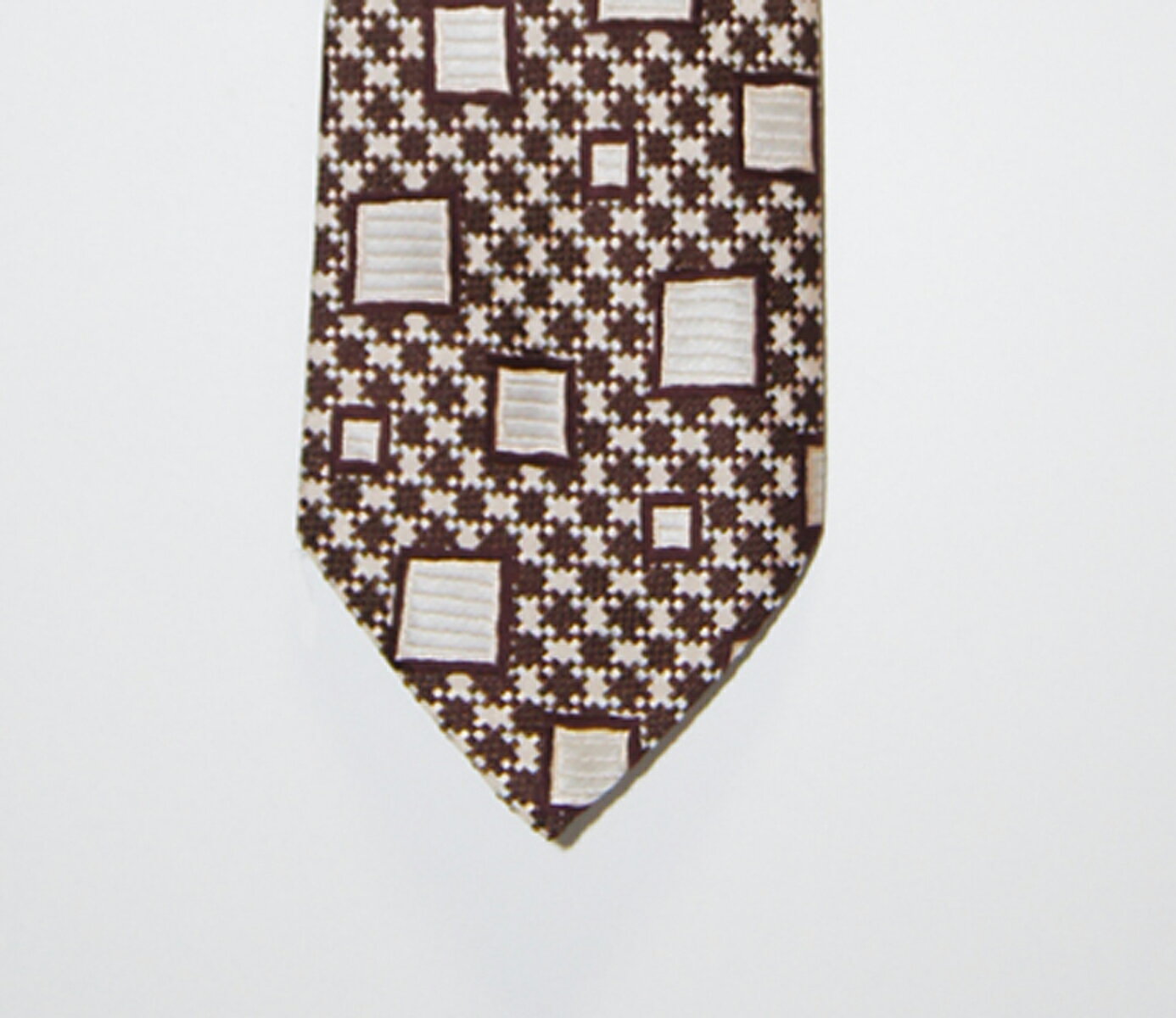 687 ポリエステル100% スイスで製織して日本で縫製せれています 大検10センチ 新品 税込み