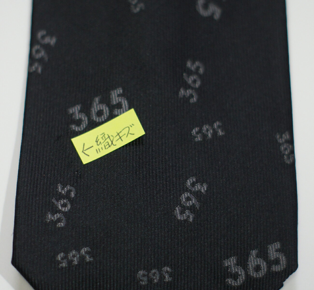 777 絹100% 織傷あり ネクタイ 黒地365柄 剣先9.5センチ