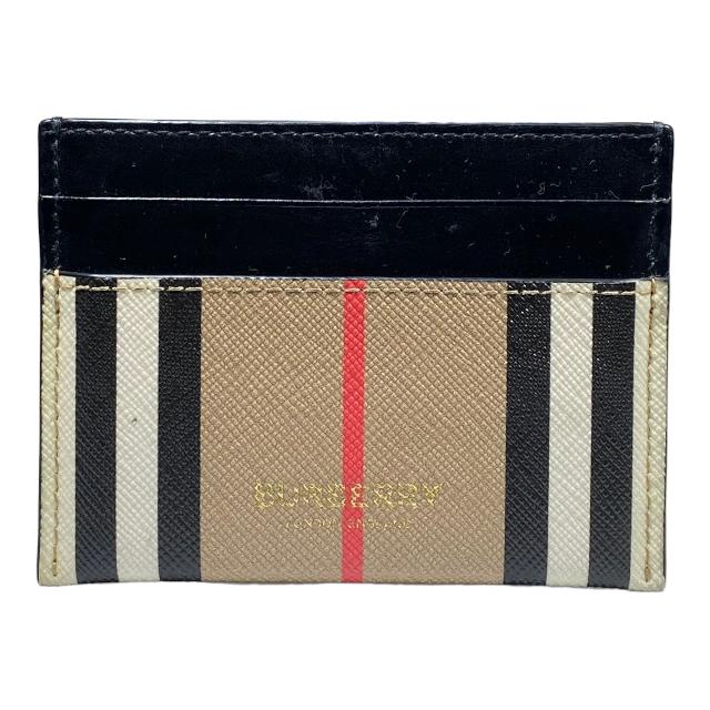 商品情報 ブランド BURBERRY バーバリー 商品名 カードケース 商品番号 - カラー ブラック/ベージュ/マルチカラー サイズ 横　10.2cm　縦　7.5cm　奥行　-cm 　　 素材 レザー 付属品 タグ/保存袋 ランク ABランク コメント 外側：薄汚れ・スレ(写真参照)　内側：特筆すべきダメージなし 管理番号 0731-a7019y 商品状態の基準 状態ランク一覧 N 新品・未使用 新品、未使用品になります。 S 未使用に近い 〜新品同様の中古品〜使用感はございませんが、展示や保管に伴うわずかなキズや汚れのある商品。 A 目立った傷や汚れなし 若干の使用感はございますが、状態の良い商品です。 B やや傷や汚れあり 一般的な使用に伴う使用感がありますが、まだまだお使い頂けるコンディションです。 C 傷やよごれあり キズ・ヨゴレなどそれなりに使用感がございます。細かいことは気にしない方にオススメ。 D 全体的に状態が悪い ジャンク品を含む全体的に汚れや目立つキズがあったり、かなり使用感があったりします。