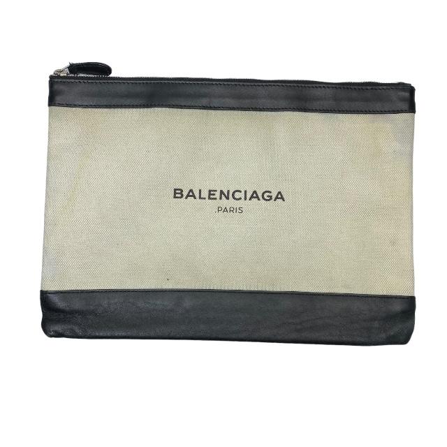 商品情報 ブランド BALENCIAGA バレンシアガ 商品名 クラッチバッグ 商品番号 420407 カラー アイボリー/ブラック サイズ 横　31.5cm　縦　22.5cm　奥行　-cm 　　 素材 レザー/キャンバス 付属品 ‐ ランク Bランク コメント 外面：角スレ・薄汚れ(写真参照)　中面：若干使用感(写真参照) 管理番号 0322-a9367y 商品状態の基準 状態ランク一覧 N 新品・未使用 新品、未使用品になります。 S 未使用に近い 〜新品同様の中古品〜使用感はございませんが、展示や保管に伴うわずかなキズや汚れのある商品。 A 目立った傷や汚れなし 若干の使用感はございますが、状態の良い商品です。 B やや傷や汚れあり 一般的な使用に伴う使用感がありますが、まだまだお使い頂けるコンディションです。 C 傷やよごれあり キズ・ヨゴレなどそれなりに使用感がございます。細かいことは気にしない方にオススメ。 D 全体的に状態が悪い ジャンク品を含む全体的に汚れや目立つキズがあったり、かなり使用感があったりします。