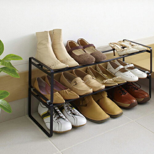 北海道は別途送料が必要になります。沖縄・離島及び一部地域は配達が出来ません。該当のお客様は後程弊社よりご案内させて頂きます。こちらの商品はメーカーより直接お届けさせていただきます。代金引換でのお支払いは出来ません。メーカーの家具専用配送便でのお届けとなりますので配達日時のご指定は出来ません。予めご了承ください。スペースや収納量に合わせて調整やスタッキングが可能なシューズラック3段タイプ。男性シューズなら最大12足収納可能。スタッキング可能でさらに収納力アップします。●外形寸法（幅）[mm]：410〜700●外形寸法（奥）[mm]：250●外形寸法（高）[mm]：460●外寸：幅410〜700×奥250mm●質量[kg]：2●段数[段]：3●色：ブラック●最大積載質量：約3kg/1段あたり●収納可能数：12〜16足●機能：スタッキング（2台まで）●1段内形寸法：幅390〜680×奥135×高127.5（1段目と2段目の間隔）mm●組立所要時間目安：1人20分●組立必要工具：プラスドライバー●仕様：伸縮可能（伸縮する場合、幅は必ず約410〜700mmの間で使用してください。）●付属品：連結パーツ付●材質：スチール（粉体塗装）