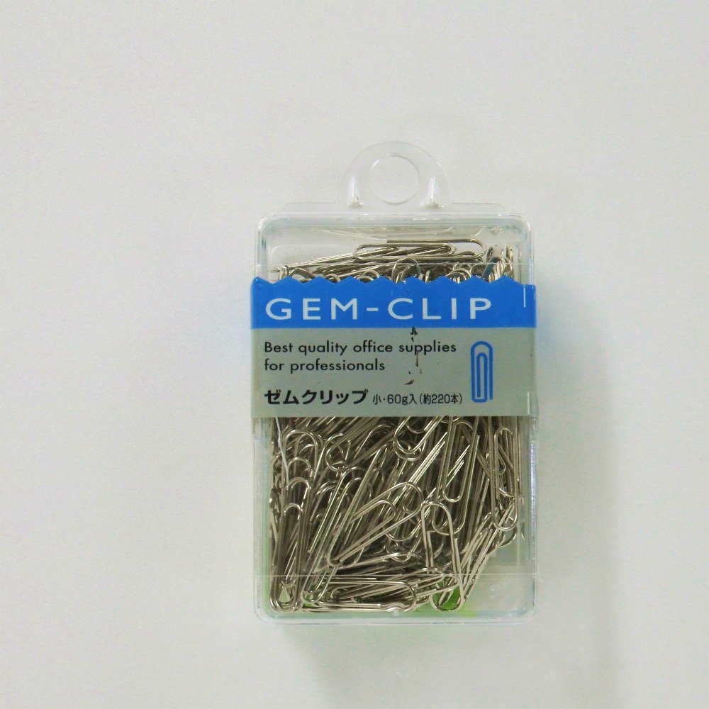 ◆主な特長線材が太く、取り出しやすい幅広タイプ。書類が引っかかりにくい長めの線材。すき間が少なくクリップ同士がからみにくい。 ◆商品仕様商品名ゼムクリップ(小)*60g(約220本)メーカー品番642-0066JAN4562194051528サイズW50×H85×D20mm重量-主要原料・材質・斤量等ー製造元-販売元サンフレイムジャパン仕様-生産国ー※こちらの商品はゆうパケット(メール便)での発送(1個290円)が可能です。　ご希望の際は、配送方法を「メール便」に変更してください。※ゆうパケット(メール便)を選択された場合は下記注意事項を全てご了承いただけたものとします。&nbsp;◆ゆうパケット(メール便)での出荷についての注意事項◆配送日時指定及びあす楽対応について　ゆうパケット(メール便)での配送の場合は配送日時指定及び翌日配送「あす楽」はご利用頂けません。　ご注文の際に「翌日配送「あす楽」を希望」を含め配送日時指定がございましたら通常の宅配便にて発送させて頂きます。　送料につきましては通常料金が適応されます。(3980円(税込)以上のご購入で無料です)ゆうパケット(メール便)対象商品以外との同梱につきまして　ゆうパケット(メール便)対象商品以外との同梱で規格サイズ(梱包資材を含めA4サイズ厚さ20mm以下)を超える場合は通常の宅配便での発送となります。　送料につきましては通常料金が適応されます。(3980円(税込)以上のご購入で無料です)代金引換でのお支払いにつきまして　ゆうパケット(メール便)での配送の場合は代金引換がお使い頂けません。　代金引換でのお支払いをご希望される場合は通常の宅配便をご指定ください。　送料につきましては通常料金が適応されます。(3980円(税込)以上のご購入で無料です)代金引換でのお支払いにつきまして　ゆうパケット(メール便)での配送の場合は代金引換がお使い頂けません。　代金引換でのお支払いをご希望される場合は通常の宅配便をご指定ください。　送料につきましては通常料金が適応されます。(3980円(税込)以上のご購入で無料です)高額注文につきまして　1回のご注文で他の商品も含め3980円(税込)以上ご購入いただいた場合は送料無料で同梱またはメール便にて発送させて頂きます。配送方法のご指定につきまして　「ご購入手続き」の際の配送方法を「メール便」にご変更ください。メール便送料無料商品につきましては、ご注文時は送料(290円(税込))が加算されますが弊社にて修正致します。　但し上記の通り代金引換・配送日時指定・あす楽を選択いただいた場合は修正されませんのであらかじめご了承ください。梱包形態・お届けにつきまして　梱包は簡易包装となります。(一般的な茶封筒です)　リサイクルインクは外箱を外して封入させて頂きます。　出来るだけしっかり梱包いたしますが規格サイズを超えないようにするため十分ではない場合がございます。　ご注文の数量により複数個口となる場合がございます。その場合の送料は個口×290円となりますのであらかじめご了承下さい。　また複数個口の場合で宅配便の送料を超える場合は宅配便での出荷に変更させて頂きます。　ゆうパケット(メール便)での発送の場合配送中の破損及び投函後の紛失につきましては保証できませんのであらかじめご了承ください。