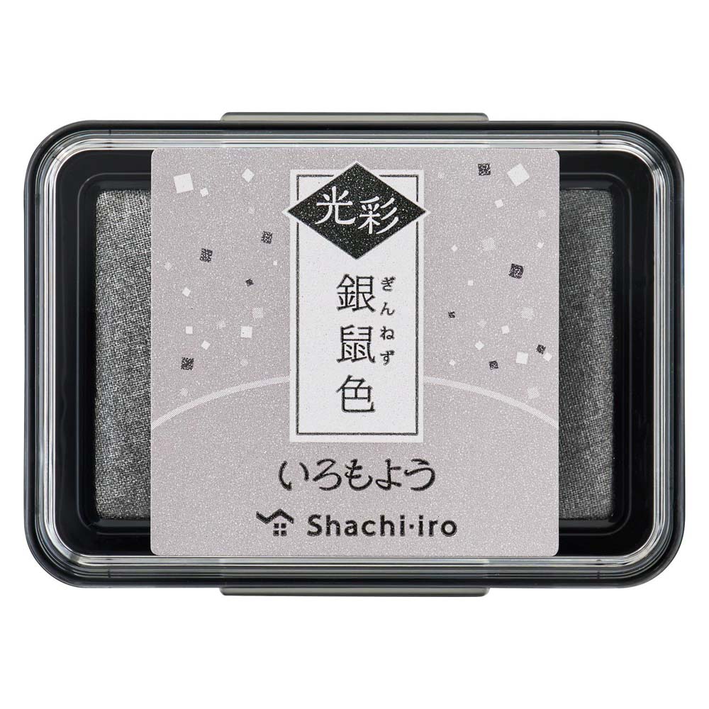 ※こちらの商品はお取り寄せ商品の為、ご注文後3?7営業日後の出荷予定となります。※メーカー在庫切れの為、7営業日以内に出荷できない場合はメールにてご案内させていただきます◆商品特徴細かいキラキラした粒子によって、消しゴムはんこやゴム印での作品づくりがランクアップ。細かな柄も広い面も、おもいのままに美しく表現できます。◆商品仕様商品名いろもよう 光彩 銀鼠色メーカー品番HAC-1G-GRJANコード4974052671142 内容消しゴムはんこやゴム印を使用した作品づくりにおすすめのキラキラしたスタンプパッドです。素材PC・PBT商品サイズW80×H58.8×D20.3(mm)備考非吸収面やアート紙、コート紙等の吸収しにくい紙には不向きです。シヤチハタ シャチハタ いろもよう 消しゴムハンコ スタンプ台 光彩 キラキラ※こちらの商品はゆうパケット(メール便)での発送(送料 290円)が可能です。　 ご希望の際は、配送方法を「メール便」に変更してください。※ゆうパケット(メール便)を選択された場合は下記注意事項を全てご了承いただけたものとします。&nbsp;◆ゆうパケット(メール便)での出荷についての注意事項◆配送日時指定について　ご注文の際に配送日時指定がございましたら通常の宅配便にて発送させて頂きます。　送料につきましては通常料金が適応されます。(3,980円(税込)以上のご購入で無料です)　但し通常発送の場合でもお届けは最短納期以降になります。ゆうパケット(メール便)対象商品以外との同梱につきまして　ゆうパケット(メール便)対象商品以外との同梱で規格サイズ(梱包資材を含めA4サイズ厚さ20mm以下)を超える場合は通常の宅配便での発送となります。　送料につきましては通常料金が適応されます。(3,980円(税込)以上のご購入で無料です)代金引換でのお支払いにつきまして　ゆうパケット(メール便)での配送の場合は代金引換がお使い頂けません。　代金引換でのお支払いをご希望される場合は通常の宅配便をご指定ください。　送料につきましては通常料金が適応されます。(3,980円(税込)以上のご購入で無料です)高額注文につきまして　1回のご注文で他の商品も含め3,980円(税込)以上ご購入いただいた場合は送料無料で発送させて頂きます。(メーカー直送商品除く)配送方法のご指定につきまして　「ご購入手続き」の際の配送方法を「メール便」にご変更ください。メール便送料無料商品につきましては、ご注文時は送料( 290円(税込))が加算されますが弊社にて修正致します。梱包形態・お届けにつきまして　梱包は簡易包装となります。(一般的な茶封筒です)。　出来るだけしっかり梱包いたしますが規格サイズを超えないようにするため十分ではない場合がございます。　ご注文の数量により複数個口となる場合がございます。その場合の送料は個口× 290円となりますのであらかじめご了承下さい。　また複数個口の場合で宅配便の送料を超える場合は宅配便での出荷に変更させて頂きます。　ゆうパケット(メール便)での発送の場合配送中の曲がり・汚損及び投函後の紛失等があった場合でも商品につきましては補償できませんのであらかじめご了承ください。ゆうパケット(メール便)のお届け日数予定　・沖縄以外の九州及び山口県：発送後翌々日のお届け予定　・上記以外のエリア：発送後約3日後のお届け予定　※離島及び山間部等の一部地域はさらに日数が必要となります。　※交通機関の乱れによる配送遅延につきましては補償できかねますのであらかじめご了承下さい。