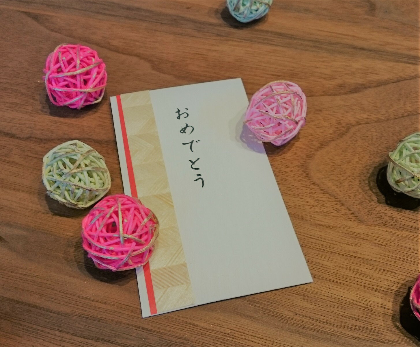 【送料無料】ぽち袋 おめでとう 寄木祝袋 門出 お祝い 和 おとなのポチ袋 2枚セット ポチ袋 プチ袋 お祝い袋 祝い袋 袋 木 おしゃれ シンプル ナチュラル 雑貨 天然 素材 寄木 細工 モダン 和モダン シンプルながらも寄木をあしらった″おとなシンプル″な祝袋です。ご友人やご親戚などへ『新しい門出』のお祝いにどうぞ 【おとなシンプルなポチ袋】 名古屋に本社のある楽器パーツ等を手掛ける工房が作り上げる寄木細工をあしらった祝袋です。主にギターパーツなど細やかな装飾に使われておりましたが、寄木細工の技術から何か新しいものを創造したいとの思いから誕生しました！「寄木祝袋」に使われている寄木シートはギターの寄木細工の技術をもとに、〜銘木より美しく紙のように使える木〜として、染色していない無垢の明るい色の木を使って、組子模様のひとつで、矢の羽のような形に板を張り合わせた「矢羽根」模様に組んだシンプルな寄木です。親戚、ご友人等へ新しい門出のお祝いにぜひお使い下さい！【仕様】●仕様：ポチ袋　おめでとう　2枚入り●サイズ：縦120×70mm●材質：紙　木　●PP袋入●注文単位：1セット こんにちは！店長の菅井です。当店は『木製グッズの企画販売を通じて木育の推進、木材の新たな用途開発に努め、地球温暖化防止に貢献する』を経営理念に持つ経営母体からなる販売ショップです。日常のちょっとした1コマにも木のぬくもりを感じられるアイディア商品をお届けします。全て天然の素材をいかしてひとつひとひとつ手作りしておりますので、商品によっては木目や色など、多少風合いが異なっておりますが、個性をお楽しみ頂けるようご了承願います。＊＊＊環境保護の為、領収書類の封入を控えさせていただいております＊＊＊（必要な方は注文時にご依頼ください） 3