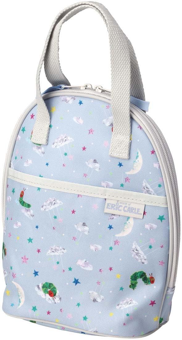 スタイル：カジュアル◆商品名：スケーター(Skater) ツイン 哺乳瓶 ポーチ 哺乳瓶ケース 哺乳瓶カバー はらぺこあおむし BHMC2-Aサイズ：縦23×横21×マチ11cm（持ち手含まず）素材・材質：表地＝ポリエステル、持ち手・パイピング＝ポリプロピレン、内側＝アルミ蒸着フィルム原産国：中国説明外出先でのミルク作りにとっても便利！ほ乳瓶や粉ミルクケースなどを一緒に入れられる、大きめのポーチです。バックル付きの持ち手なので、ベビーカーに取り付けて持ち運びもOK。※バックル部の取り付けはカチッと音がするまで、しっかりと差し込んでください。保温・保冷効果のあるアルミ蒸着フィルムを製品の内側に使用。大きく開くファスナーで取り出しやすい。小物類の収納に便利なポケットが外側と内側の2か所にあります。ガーゼやミニタオル、おやつなどの小物を入れておくことも出来ます。外出に必要なものをまとめておくと、忘れ物がなく便利♪ほ乳瓶が必要なくなっても、離乳食セットやお菓子など、お子様の成長に合わせて長くご使用いただけます。