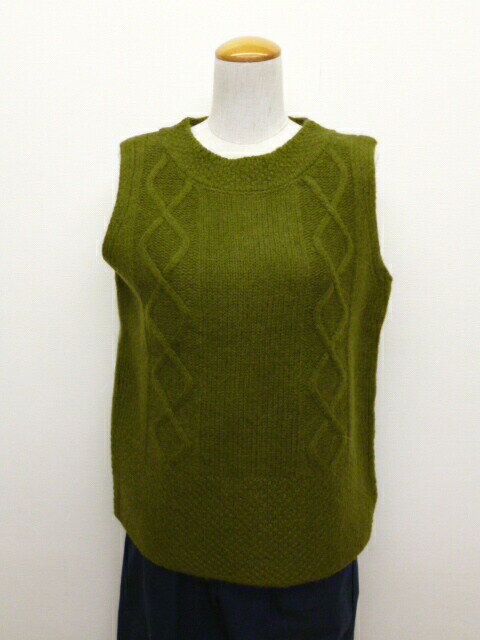 【30％オフ・セール】SO エスオー ベスト ニット ウール 100% クルーネック 後ろ開き ケーブル編み レディース 2025年秋冬の新色入荷