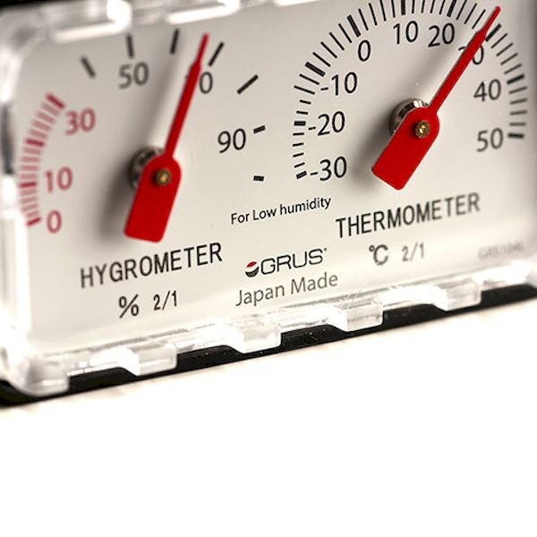 (LINEクーポン有)【個数：1個】GRS104L 直送 代引不可・他メーカー同梱不可 GRUS グルス 小型精密温湿度計 日本製 世界最高水準 低湿度用