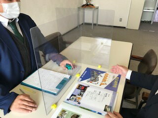【即納在庫品】エチケットパネル アルコオール消毒OK 割れない ポリ塩化ビニル ヒビも防止 ウイルス対策に 衝立 移動式 仕切り板 パネル 飲食店 コロナ対策 オフィス カウンター席 パーテーション テーブル 一人席 相席 おひとり席