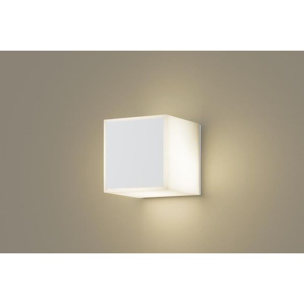 【商品説明】●壁直付型・据置取付型　LED（電球色）　ポーチライト・勝手口灯・表札灯・門柱灯　遮光タイプ・密閉型　防雨型　白熱電球40形1灯器具相当【光源】●LED電球小形電球タイプ4.4W1灯（E17）（電球色）　●色温度：2700 K　●光源寿命40000時間（光束維持率70％）【寸法質量】●幅：145 mm　●高：145 mm　●出しろ：145 mm●質量：0.6 kg【仕様注意事項】●全光束：214 lm　●電圧：100 V　●消費電力：4.4 W　●消費効率：48.6 lm/W●デザイン分類：Casual●【アルミ】ホワイト●【アクリルカバー】乳白●壁直付型・据置取付型、遮光タイプ・密閉型●Ra84●壁面・据置取付専用●40形電球1灯器具相当●密閉型●LED電球専用商品●入力電流（100V時）：0.08 A●調光操作不可類似商品はこちらパナソニック電工 Panasonic LGW810,370円パナソニック電工 Panasonic LGW419,655円パナソニック電工 Panasonic LGW816,538円パナソニック電工 Panasonic LGW816,538円パナソニック電工 Panasonic LGB810,370円パナソニック電工 Panasonic LGB810,806円パナソニック電工 Panasonic LGW422,759円パナソニック電工 Panasonic LGW419,655円パナソニック電工 Panasonic LGW419,655円パナソニック電工 Panasonic LGB821,433円パナソニック電工 Panasonic LGB820,093円パナソニック電工 Panasonic LGB823,476円