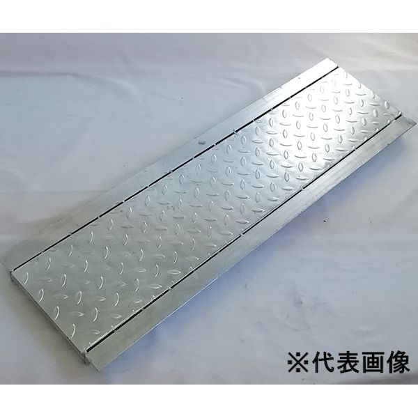 【商品説明】●特徴：縞鋼板付タイプのU字溝用に直接設置可能なみぞ蓋・道路や工場の排水路などに設置する溝フタです。●材質：鋼板製・溶融亜鉛メッキ仕上げ、縞鋼板2.3mm厚●本体L寸法（mm）：995●適用みぞ幅(mm)150●本体幅寸法W（m...