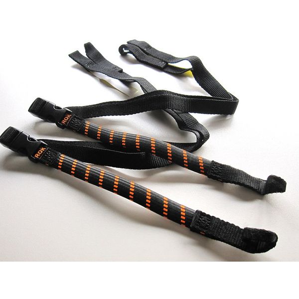 【商品説明】ROK strapsストレッチストラップ（荷物固定用ベルト）BPタイプ For スクーター / バックパック●EASY　どこにでも使える自由度、素早く簡単に固定できる設計。●TOUGH　米軍採用実績の高品質、世界的冒険家も愛用する信頼性。●SAFETY　小さな力でしっかり固定、開放時も跳ね返らない。オートバイや自転車、そしてバックパック、台車、キャリア。荷物を積む機会は沢山あります。その都度、フックをかける場所は有るのか？その位置で確実に固定できるのか？必要なベルト長さは？しっかり固定できるかな？など心配になります。そんな悩みを解決できるベルトがあったらどれだけ便利でしょう？ストレッチストラップはストレッチの効いたベルトで屋内から屋外まで幅広く使用できる荷物固定ベルトです。3ステップで荷物を固定！STEP1　ストラップの両端をループ形状とした事で、　幅広い対象の様々な形状へ高い自由度で対応します。　対象物を傷つける心配もありません。STEP2　荷物をバンドで縛り上げる面倒な作業は必要ありません。　中央に配したバックルの脱着のみで簡単に完了できます。STEP3　ベルトを引きテンションをかけて、ストラップのたるみを取れば固定は完了です。　ストラップには一部に天然ゴムが採用されており、一旦ベルトを張ると、常に締め上げる方向にテンションがかかり続けます。　従来のベルトの様に走行の振動によっていつの間にかベルトが　緩んでしまっているという事もありません。ロックストラップが世界で愛される理由●荷物の固定、解除が素早く行える実用性の高さ。　世界基準：24ヶ国で認められる展開、過去3年間で500万セット以上を販売。●コードの張力が荷物を押さえ続け、激しい振動でも緩みません。　プロが認める仕様：軍隊・冒険家・ラリーライダー・警察、各業界の専門家が指定購入。●採用部品、縫製技術共に軍用規格をクリアし実現した耐久性。　安心品質：軍用規格品として20年以上の開発販売実績。【BPタイプ】 For スクーター / バックパック　スクーターやバックパック、小排気量のオートバイに積載した荷物の固定におススメのラインナップです。・ストラップ長：310mm〜1060mm (無段階調整）・ストラップ幅：16mm・使用上限耐荷重：29KG/1本あたり・made in USA類似商品はこちらインフィニクス ROK00308 直送 代引不3,538円インフィニクス ROK00307 直送 代引不3,538円インフィニクス ROK00358 直送 代引不3,538円インフィニクス ROK00031 直送 代引不4,122円インフィニクス ROK00305 直送 代引不3,538円インフィニクス ROK00357 直送 代引不3,538円インフィニクス ROK00406 直送 代引不3,538円インフィニクス ROK00408 直送 代引不3,538円インフィニクス ROK00468 直送 代引不3,538円インフィニクス ROK00407 直送 代引不3,538円インフィニクス ROK00335 直送 代引不3,371円インフィニクス ROK00025 直送 代引不4,122円