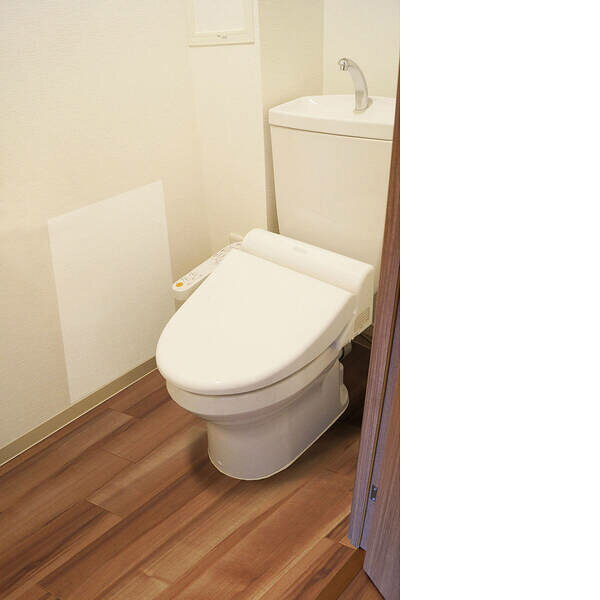 【商品説明】大切なトイレの隙間を守る、貼ってはがせる防水保護シートです。防水・抗菌・防カビ仕様フィルムを剥がして便器まわりに隙間ができないように重ね貼りをしてご使用ください。本製品を貼る床面の状態(経年劣化等)によっては、床を傷める可能性がございます。マットなどの滑り止め加工に含まれる老化防止剤や床材塗料、防腐剤、防虫剤等の薬剤によっては、変色、変退色の恐れがありますのでご注意ください。火が直接あたるところや表面が高温になる場所でのご使用は避けてください。汚れの軽いうちは濡れ雑巾で拭き取りしてください。酷くなった場合は、中性洗剤を染み込ませた布巾で軽く拭き取り、洗剤を落としてください。裏面の汚れは流水で落としてください。凹凸のある床面では粘着力が弱くなる可能性がございます。【用途】・防水・抗菌・消臭・床の保護・汚れ防止・模様替え【仕様】縦40cm横:50cm入数:2枚パッケージサイズ高さ:460mmパッケージサイズ幅:120mmパッケージサイズ厚み:15mm品質（表面）:塩化ビニル樹脂品質（裏面）:アクリル樹脂品質（保護フィルム）:ポリプロピレン明和グラビア、トイレ、洗面所、リメイク、リノベーション、リノベシート、リメイクシート、模様替え、吸着シート、抗菌、防水、汚れ防止、傷防止、キズ防止、保護シート、保護マット類似商品はこちら明和グラビア 4977932203020 防水525円明和グラビア 4977932201767 防水1,746円明和グラビア 4977932201750 防水2,216円明和グラビア 4977932201743 防水1,718円明和グラビア 4977932264441 トイ4,419円明和グラビア 4977932264458 トイ4,337円明和グラビア 4977932264465 トイ4,337円明和グラビア 4977932264434 トイ4,337円明和グラビア 4977932203112 防水3,248円明和グラビア 4977932202689 防水44,738円明和グラビア 4977932202696 防水44,738円明和グラビア 4977932202672 防水44,738円