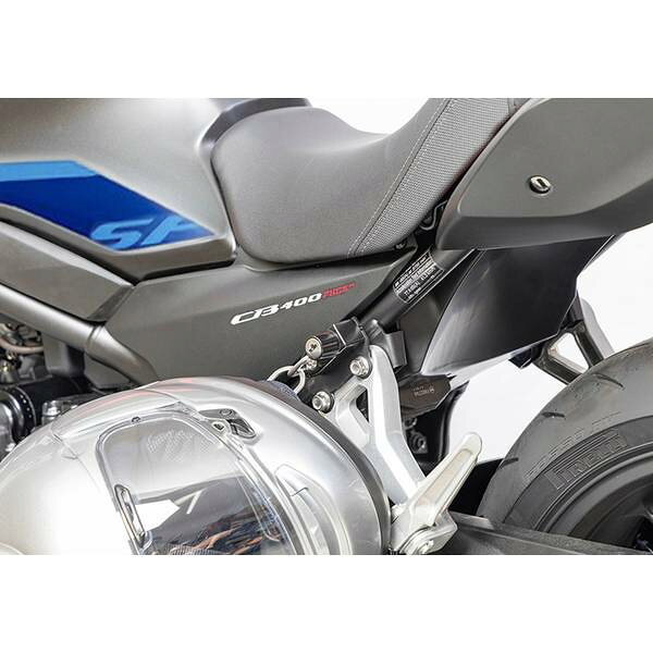 【商品説明】●発売前から注目の的だった新型CB400SFに便利なヘルメットロックを設定。有名ヘルメットメーカーで実際に試し、固定位置を出しました。使い勝手を考えた便利アイテムです。左側タンデムステップに共締め。※CBR400RR E-Clutchには使用できません。