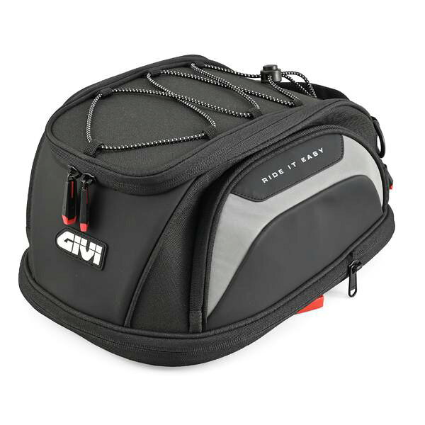 【商品説明】日常使用からバイクツーリングまで幅広く使えるタンクバッグ。磁石を使わないフランジ固定により、バッグがタンクに当たらず車体の傷つきを防止。専用のアタッチメントにより、確実な固定と簡単な取り外しができます。11Lから14Lまで容量を拡張できる構造により、荷物量に合わせて収納スペースを調整可能。3か所の位置調整が可能で、幅広い車種に対応。●磁石を使わず、車体に簡単脱着できるバイク用タンクバッグ●11Lから14Lまで容量を拡張可能。荷物量に合わせて収納スペースを調整でき、日常使用からツーリングまで幅広く対応●バッグがタンクに触れないことで傷つきを防ぐ。車種別アタッチメント(別売)による固定●別売のシートロックアタッチメント(品番：17874)を使えばシートバッグ化※ 本商品は株式会社デイトナの正規取扱品です。※ 取り付けには、別売りの車種別アタッチメントが必要です。※ 車種によっては、ハンドル操作した際にバッグとハンドルが接触する場合がありますのでサイズ選定にご注意ください。