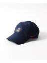 EDIFICE（エディフィス）【NIKE / ナイキ】PSG U NK CLUB CAP US CB Lパリ・サンジェルマンのオフィシャルキャップ。スタイルを選ばないシンプルなデザインとクラシックなフォルムが特徴です。メーカー品番：FN4886【NIKE/ナイキ】1962年オレゴン大学の陸上コーチ、「ビル・バウワーマン」と、バウワーマンの元で中距離ランナーとして走った「フィル・ナイト」の2人により「ブルー・リボン・スポーツ」（BRS）社を創設。1972年に「BRS」はその社名をギリシャ神話の勝利の女神にちなんで「NIKE」に変更。「誰もがみんなアスリートだ。アスリートが存在する限り、ナイキも存在する。」という「ビル・バウワーマン」の言葉をもとに、いまや世界最大のスポーツ＆フィットネス会社に成長しています。【ParisSaint-Germain/パリ・サン＝ジェルマン】パリ・サン＝ジェルマンは1970年に設立され、2011年にQSIがクラブを買収して以来、世界のトップサッカークラブおよび世界的なスポーツブランドの1つに変貌しました。「ワン・ユニークシティ・ワン・ユニーククラブ」のスローガンを掲げ、本拠地パリ唯一のプロサッカークラブとして存在。それ以来、わずか10年間で27個、創立から合計45個のトロフィーを獲得し、フランスで最も成功したサッカークラブになりました。また、ロナウジーニョ、ベッカム、イブラヒモビッチ、そして現在はネイマール、エンバペ、メッシを含む多くの素晴らしい選手が在籍・活躍してきました。クラブの国際的な人気は年々高まり続け、現在、世界で最もソーシャルメディアにてフォローされているクラブの1つであり、わずか9年間で0から1億人を超えるコミュニティに拡大しています。また、世界展開として、シンガポールとドーハに国際事務所を開設しています。2016年には、男子サッカー、女子サッカー、ハンドボール、柔道にeスポーツを追加し、先駆的なスポーツクラブとなりました。更に、社会奉仕活動によって地域に還元することはクラブの重要なミッションと信じており、数多くのプロジェクトを展開しています。中でも、クラブがパリに開設している「レッド＆ブルー・スクールプロジェクト」は、クラブの若者への奉仕に対するコミットメントを表しています。【ご注意】※照明の関係により、実際よりも色味が違って見える場合があります。またパソコン・スマートフォンなどの環境により、若干製品と画像のカラーが異なる場合もございます。※商品の色味は、商品アップ画像をご参照ください。型番：23095350000530-040-009 JR8986【採寸】サイズ高さ頭周りつばフリー1352.5-576.5商品のサイズについて【商品詳細】ベトナム素材：本体:ポリエステル100%サイズ：フリー本体:手洗い可能※画面上と実物では多少色具合が異なって見える場合もございます。ご了承ください。商品のカラーについて 【予約商品について】 ※「先行予約販売中」「予約販売中」をご注文の際は予約商品についてをご確認ください。■重要なお知らせ※ 当店では、ギフト配送サービス及びラッピングサービスを行っておりません。ご注文者様とお届け先が違う場合でも、タグ（値札）付「納品書 兼 返品連絡票」同梱の状態でお送り致しますのでご了承ください。 ラッピング・ギフト配送について※ 2点以上ご購入の場合、全ての商品が揃い次第一括でのお届けとなります。お届け予定日の異なる商品をお買い上げの場合はご注意下さい。お急ぎの商品がございましたら分けてご購入いただきますようお願い致します。発送について ※ 買い物カートに入れるだけでは在庫確保されませんのでお早めに購入手続きをしてください。当店では在庫を複数サイトで共有しているため、同時にご注文があった場合、売切れとなってしまう事がございます。お手数ですが、ご注文後に当店からお送りする「ご注文内容の確認メール」をご確認ください。ご注文の確定について ※ Rakuten Fashionの商品ページに記載しているメーカー希望小売価格は、楽天市場「商品価格ナビ」に登録されている価格に準じています。 商品の価格についてEDIFICEEDIFICEのキャップ帽子ご注文・お届けについて発送ガイドラッピンググッズ3,980円以上送料無料ご利用ガイド