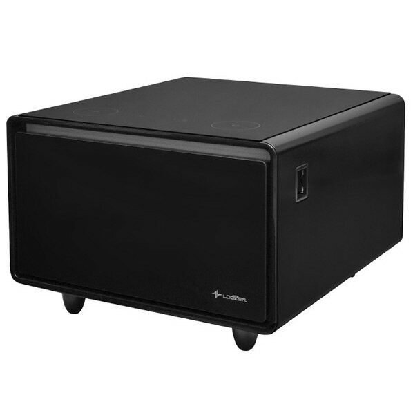 [ロイヤル 65L テーブル型冷蔵庫 (引き出しタイプ・1ドア) SMART TABLE ブラック STB-65BLK [STB65BLK]] の商品説明●ステルス家電として大注目。家具と家電のハイブリット。●冷蔵庫:3℃〜8℃(65L) スリープモード。・フードやドリンク、化粧品など保存可能。※コントロールパネルで温度調節が可能。●ワイヤレス充電機能 スマートフォンやスマートウォッチなど置くだけで充電可能。※ワイヤレス充電対応機種のみ。●USBポート・電源コンセント 卓上でPC、タブレットなどを使用する際に役立ちます。●アンクルライト:テーブルの足元にアンクルライトを設置。・人感センサー式で夜間に足元を照らします。[ロイヤル 65L テーブル型冷蔵庫 (引き出しタイプ・1ドア) SMART TABLE ブラック STB-65BLK [STB65BLK]]のスペック●冷蔵庫容量:65L●冷蔵庫温度:3℃〜8℃●年間消費電力:166.8kwh●ワイヤレス充電:2台●USBポート:5V=1.5A Type-Ax2 Type-Cx1●タッチパネル操作:○●アンクルライト:○●寸法:W66.7×H46×D70.5cm●質量:34kg○初期不良のみ返品可