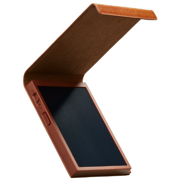 [キングジム ブギーボード キャメル BB-21-CA [BB21CA]] の商品説明●胸ポケットにぴったりおさまる、カバー付き電子メモパッド カバンやポケット内で画面が擦れない、カバー付きの電子メモパッドです。レザー風のカバーは持ち運びたくなる上質な風合い。消去ボタンや消去ロックを本体側面に設計したことで、持ち運びやすいサイズ感のまま、画面を最大限に広くしました。●ハイコントラスト液晶採用。消去ロック・スタイラスホルダー搭載 筆圧で線の太さが変わるハイコントラスト液晶を採用。紙に書くような、なめらかな書き心地を実現しました。また、消去ロック搭載のため、誤消去を防止できて安心です。本体右側にはスタイラスホルダー付きで、本体とスタイラスを一緒に持ち運べます。●電池1個で約5万回消去可能!毎日のちょっとしたメモにぴったり 側面の消去ボタンを押すだけで、簡単に画面消去が可能です。電池1個につき消去回数は約5万回。電池交換も可能で、何度も繰り返し使えます。TODOリストやお買い物リストなど、毎日のちょっとしたメモにぴったりです。●専用アプリ(無料)でメモを簡単データ化 ブギーボードに書いた内容を、アプリでスキャンすることで、画像データとして保存ができます。事前にお使いの機種を選択することで高精度の読み取りが可能となります。保存したデータは編集画面で背景色の変更、テキストの追加、書いたメモの編集をすることができます。●※画像はイメージです。[キングジム ブギーボード キャメル BB-21-CA [BB21CA]]のスペック●画面サイズ:約4インチLCD [約62(W)×83(H)mm]●消去回数:約5万回(電池交換式)●電池交換:〇●使用電池:コイン形リチウム電池(CR2025)(付属/テスト・お試し用電池)●材質:本体/ABS、カバー/PU・マイクロファイバー●寸法:約W7.6×H10.0×D1.3cm(スタイラス除く)●質量:約67g●セット内容:本体、コイン形リチウム電池(CR2025)セット済み、スタイラス、取扱説明書(保証書付)○初期不良のみ返品可