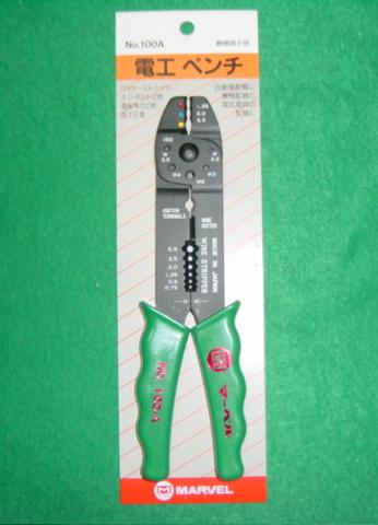 マ－ベル製の電工ペンチ（スタンダ－ドタイプ）のNO.100Aです。 特徴 ●1丁で各種の作業が可能 　端子圧着、ボルト、電線の切断、電線の被服むき、1丁で各種でOK！ ●適用端子 ・絶縁端子絶縁スリ－ブ　：1.25・2.0・5.5（mm2） 仕様 ●カッタ－ ・銅　線　　　　　　　　：φ1.8（mm2） ・鉄　線　　　　　　　　：φ1.0（mm2） ●絶縁端子　　　　　　　：1.25・2.0・5.5（mm2） ●ボルト・ネジの切断　　：M2.6、M3、M3.5、M4、M5 ●ストリッパ－　　　　　：0.75、0.9、1.25、2.0、3.5、5.5（mm2） ●全　長　　　　　　　　：220（mm） 是非宜しくお願い致します！ メーカー希望小売価格はメーカーカタログに基づいて掲載しています弊社へのお問い合わせ、こんな物を出品して欲しいというご要望やご希望、またはカタログ請求をして頂く場合にもここからメ-ルでお気軽にお問い合わせ下さい。