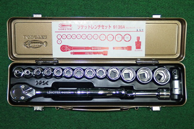 ロブテックス製のソケットレンチセットの913SAです。 特徴 ・ボルト・ナットの締付け〜ゆるめ作業に！ ・セットの収納ケースはメタル製で使いやすく、 　持ち運びや整理にも便利！ 仕様 ●差込角　　　　　　　　：9.5mm（3/8”） ●セット点数　　　　　　：17点 ●セット内容 ・ソケット（六角）　　　：6、7、8、9、10、11、12、13、14，17、19、21，22 ・ラチエットハンドル　　：RH3200A ・エキステンションバ−　：EB3075（75mm） ・エキステンションバ−　：EB3150（150mm） ・ボールジョイント　　　：BJ3000 ・メタルケ−ス（寸法105x316x54mm） ●重　量　　　　　　　　：1.6kg 使用上のご注意 ●ボルト・ナットのサイズに合ったものを使用してください。 ●パイプ等を継ぎ足して使用しないでください。 ●ボルト・ナットは奥まで完全に差し込んでください。 ●角ドライブは根元まで差し込んでください。 ●ハンマー代わりに使用しないでください。 ●ハンマー等で叩いて衝撃を与えないでください。 ●インパクトレンチ等の動力工具で使用しないでください。 是非宜しくお願い致します！ メーカー希望小売価格はメーカーカタログに基づいて掲載しています弊社へのお問い合わせ、こんな物を出品して欲しいというご要望やご希望、またはカタログ請求をして頂く場合にもここからメ-ルでお気軽にお問い合わせ下さい。