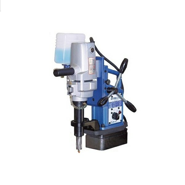 日東工器製の位置調整機構付携帯式磁気応用穴あけ機”アトラエ−ス”のAR-3000です。 特徴 ●軽量・汎用・手動タイプ　 ●穴径：φ14・φ15mm（最大板厚：12mm） ●穴径：φ16〜φ30mm（最大板厚：25mm） ●穴径：φ17.5〜φ30mm（最大板厚：35mm） ●ワンタッチ刃物交換方式 ●再起動防止 ●磁石断線時、起動防止 ●位置調整機能付：回転330°、前後スライド20mm 仕様 ●電　源　　　　　　　　　：AC100V（50/60HZ） ●電気ドリル部 ・定格消費電力　　　　　　：680W ・定格電流　　　　　　　　：7.0A ・無負荷回転速度　　　　　：700回転/分 ●マグネット消費電力　　　：34W ●穴あけ能力 ・ジェットブロ−チワンタッチタイプ 　　　　　　　　　　　35L：穴径φ17.5〜φ30・板厚9〜35mm ・ハイブロ−チワンタッチタイプ 　　　　　　　　　　　12L：穴径φ14、φ15・板厚9〜12mm 　　　　　　　　　　　25L：穴径φ16〜φ30・板厚9〜25mm ●マグネット吸着最小板厚　：9mm ●最大ストローク長　　　　：87.5mm ●マグネット最大磁力　　　：7,056N[720kgf] ●マグネット寸法　　　　　：92（幅）x172（長さ）mm ●位置調整範囲 ・左右移動　　　　　　　　：330° ・前後移動　　　　　　　　：20mm ●キャブタイヤコード　　　：5m ●本体質量　　　　　　　　：16kg ●本体寸法　　　　　　　　：幅229mm×高さ435mm×横414mm 標準付属品でジェットブロ−チφ22x35L：1本、パイロットピンA2：1本、六角棒スパナ2.5mm：1本、 スパナ7×8mm：1本、切削油0.5L：1缶、チェ−ン：1本、工具箱：1箱、オイルタンク：1個、 ハンドル棒：3本、サイドハンドル：1本付です。 是非宜しくお願い致します！ ご注意！ ●こちらの商品は商品代引き便での発送は取り扱いしておりません。 この点はご了承願います。 メーカー希望小売価格はメーカーカタログに基づいて掲載しています弊社へのお問い合わせ、こんな物を出品して欲しいというご要望やご希望、 またはカタログ請求をして頂く場合にも ここからメ-ルでお気軽にお問い合わせ下さい。