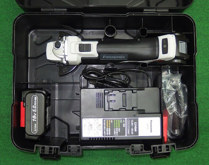 パナソニック製の18V充電ディスクグラインダ−のEZ46A1LJ2G-Hです。 特長 ●18Vパワーでスピードアップ、スタミナもアップ ●圧倒的パワーの大型モーターを採用 　工具本体は小型化しながら大型モーターを搭載。 　押しつけても止まりにくい粘り強さを獲得。 ●狭所で取り回しのしやすいコンパクトボディ 　パナソニック製従来品のEZ4640より全長を約20mm短くしたコンパクトボディ。 　天井裏や床下などの狭い場所や、上向き作業時の取り回しがラク。 ●安全性向上に配慮し、サポート機能を充実 ・[A]スイッチを「オン」にした状態で電池パックを取り付けても 　不意に本体が動作しないように回転停止制御。 　ランプ点滅で制御停止状態をお知らせ。 ・[B]高負荷作業で電池が高温になる前に電力供給をストップ。 　ランプ点滅で高温を知らせ、温度が下がってスイッチを入れ直せば復帰。 　（オンロックのままでは復帰しません。） ・[C] 電池を使いきる前に電力供給をストップ。 　ランプ点滅で電池切れをお知らせ。 ●14.4Vでも18Vでも使える「デュアル」 ・お手持ちの14.4V、18V電池も使用可能。 　お手持ちの14.4V、18Vリチウムイオン電池パックの両方で使用出来、 　装着した電池が18Vか14.4Vかを電動工具が判別し、 　最適な電流・電圧で工具を使えるように制御する”デュアル回路”搭載したので、 　それぞれの電圧で最大のパフォーマンスを発揮します。 ・付属の電池は、18V専用工具、14.4V専用工具にも使用可能。 ●ほこり・防塵、雨・水しぶきにタフ 　優れた防塵・耐水設計。国際規格(ICE60529適用）”IP56”試験合格※ ※国際規格(ICE60529）に規定されたIP54の保護等級に要求される試験を 　認証機関Intertekで実施し合否判定 ご注意！） 　本製品はほこりや水に対する影響が小さく抑えられるよう設計されていますが、 　ほこりや水によって故障しないことを保証しておりません。 仕様 ●防塵・耐水　　　　　　　　：IP5X ●回転数 ・18V　電池パック使用時　　：10,000 回/分 ・14.4V電池パック使用時　　：8,000 回/分 ●トイシ寸法 ・研削用　　　　　　　　　　：外径100mm・厚さ6mm・穴径15mm ・切断用　　　　　　　　　　：外径105mm・穴径15mm （先端工具の取り付けは従来のディスクグラインダーと同じ方式です。） ●セットの電池パック　　　　：EZ9L54（18V-5.0Ah電池パック） ●本体寸法※　　　　　　　　：全長345x全高98x全幅118mm ※数値は電池パック装着時、補助ハンドル除く。 ●質　量※　　　　　　　　　：2.15kg ※数値は電池パック装着時、補助ハンドル除く。 ●振動3軸合成値　　　　　　：3.4m/s2 ●能力（目安、フル充電で）は、 ・切断 鉄筋（φ10mm）　　　　　　　　　　：約130本 ・切断 W3/8軟鋼製全ネジ（SS41・φ10mm）：約150本 （市販切断砥石使用時） 本体、電池パック：EZ9L54X2個、急速充電器：EZ0L81、 100トイシカバ−（研削用）、100ディスクフランジ、100クランプナット、 100カ−ボンブラシ、補助ハンドル、プラスチックケースのセットです。 （砥石は別売りです。） 是非宜しくお願い致します！ メーカー希望小売価格はメーカーカタログに基づいて掲載しています弊社へのお問い合わせ、こんな物を出品して欲しいというご要望やご希望、またはカタログ請求をして頂く場合にもここからメ-ルでお気軽にお問い合わせ下さい。