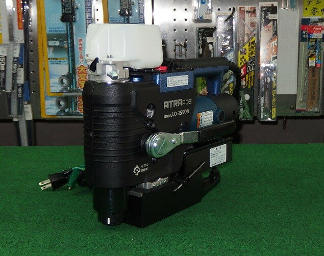 日東工器製の低丈型磁気応用穴あけ機”アトラエ−ス”のLO-3550Aです。本体の重量は8.7kg、寸法はH320XW131.8XD316mmで、マグネット寸法は65X145mmです。電源はAC100V(50/60HZ)で、電気ドリルの消費電力は710W、マグネットの消費電力は35W、マグネット最大磁力は5500Nです。使用する刃物はジェットブロ−チのワンタッチタイプで穴あけ能力は、板厚6〜20mm(20L)：穴径φ11.5〜φ13.5、　　　　　　　　　　板厚6〜25mm(20L)：穴径φ14〜φ17、　　　　　　　　　　板厚6〜35mm(35L)：穴径φ17.5〜φ35,　　　　　　　　　　板厚6〜50mm(50L)：穴径φ17.5〜φ35です。また、ワンタッチ刃物交換式で、前後左右最大10mm幅で自由自在に穴あけ位置を調整出来、負荷検知機能・リスタ−ト機能、ラチエット式＆左右取替え自在の送りハンドル、使いやすいスイッチパネル、自動給油タンク付です。定キャリングケ−ス、送りハンドル・1本、サブハンドル・1本、パイロットピンA2・1本、スパナ17mm・1本、六角棒スパナ4mm5mm・各1本、六角穴付止めネジ棒先8X28・1個、切削油0.5L・1缶、チェ−ン・1本、工具箱・1箱付です。(刃物は別売です。 )このサイズで驚きの穴あけ能力です。是非宜しくお願い致します！ ***なお、ジェットブローチがご入用の場合は落札時に注文してただきましたら、一緒に発送させていただきます。よろしくお願いいたします。***弊社へのお問い合わせ、こんな物を出品して欲しいというご要望やご希望、またはカタログ請求をして頂く場合にもここからメ-ルでお気軽にお問い合わせ下さい。