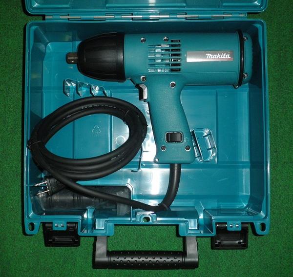 マキタ 6905H インパクトレンチ 角ドライブ:12.7sq 最大締め付トルク:294N・m AC100V 樹脂ボデイの軽量タイプ 19・22・24mmソケッ...