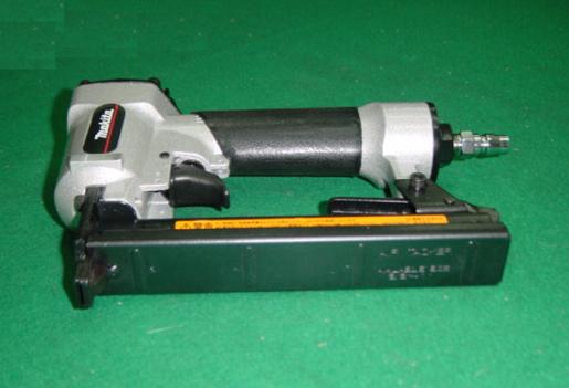 DIY 新品 マキタ AT1025BZK 10mm常圧エアタッカ ケース付 シンプル機能のスタンダ...