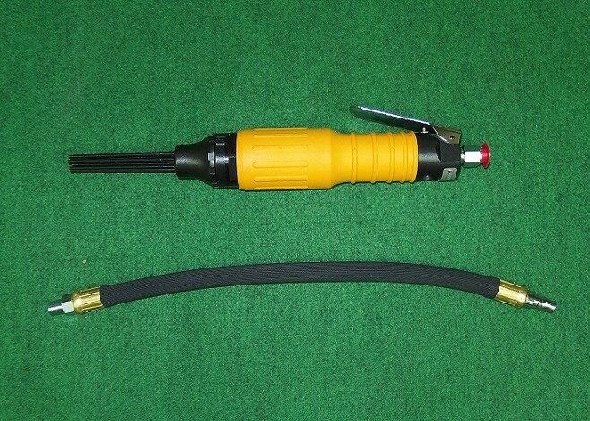 NPK（日本ニュ－マチック工業）製の二ードルスケーラのNHR-20です。 特徴 ベーシックなサイズで様々な作業に適しています。 従来品と比べ力強く、握り部が細く、グリップし易い形状。 スケール除去、スパッタ除去、錆落としのハツリに適しています。 用途 ●溶接後のスラグ、スパッタのはつり ●鉄板の錆落とし ●塗装面のはくり ●凹凸面のはつり 仕様 ●装着ニードル数　　　：3φx12（本） ●打撃数　　　　　　　：4,000（min-1） ●ピストン径　　　　　：20（mm） ●ピストンストロ－ク　：27.5（mm） ●全　長　　　　　　　：245（mm） ●質　量　　　　　　　：0.82（kg） ●ホ－ス取付ネジ　　　：1/4（Rc） ●ホ－ス内径　　　　　：9.5（mm） ●空気消費量　　　　　：0.2（m3/min） 付属品は耐震ショ－トホースR1/4、3φニードルX180L：12本です。 是非宜しくお願い致します！ メーカー希望小売価格はメーカーカタログに基づいて掲載しています弊社へのお問い合わせ、こんな物を出品して欲しいというご要望やご希望、またはカタログ請求をして頂く場合にもここからメ-ルでお気軽にお問い合わせ下さい。