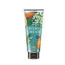 AROMA RESORT Body Cream Lucentiamugue & Orangeビタミンinベジフルーツエッセンスにオレンジ果汁（保湿）を加えました。ルーセンティアミュゲ＆オレンジの香り。天然精油配合（香料）。気持ちとからだを香りでやわらげながら、うるおい美肌を叶える高保湿ボディクリームです。ビタミンを含んだ野菜・フルーツエッセンスに加え、美容オイル・バターが溶け込んだ濃厚なクリームがキメの整った透明感のあるもっちり肌に導きます。ビタミンinベジフルーツエッセンス配合。スムースエモリエントオイル＆バター（ホホバオイル（保湿））、ムルムルバター（保湿）、オーガニックシアバター（保湿）、ビタミンE含有アボカドオイル（製品の抗酸化剤）配合。＜使用方法＞・手のひらに適量をとり、特に乾燥が気になる部分や腕、足などの全身になじませてください。＜成分＞水、ミネラルオイル、グリセリン、ソルビトール、DPG、ベヘニルアルコール、ステアリン酸、ステアリン酸グリセリル(SE)、ステアロイルグルタミン酸Na、カロット液汁、ブロッコリー芽エキス、レモン果汁、アボカド油、ホホバ種子油、シア脂、アストロカリウムムルムル種子脂、オレンジ果汁、イソステアリン酸ソルビタン、コレステロール、ジメチコン、カルボマー、ジステアルジモニウムヘクトライト、トリイソステアリン酸PEG-20グリセリル、BG、デキストリン、EDTA-2Na、メチルパラベン、エチルパラベン、香料商品名ボディクリーム ルーセンティアミュゲ＆オレンジ内容量170g生産国日本発売元クラシエホームプロダクツ 株式会社※モニターの設定や部屋の照明等により実際の商品と色味が異なる場合がございます。※パッケージデザイン等は予告なく変更されることがあります。JANコード 4901417643162