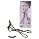 MAQuillAGE Edge Free Eyelash Curler　一度はさむだけでまつ毛全体の根もとをしっかりとらえてカールできるアイラッシュカーラー一度はさむだけでまつ毛全体の根もとをしっかりとらえてカールできるアイラッシュカーラー。支柱がまぶたにあたらないエッジフリー設計と目のカーブに適したカーブを採用しているので、全体のまつ毛を根もとからしっかりとらえることができ、軽い力で美しくカールできます。目尻など部分的に使用しても、しっかりカールできます。種類：その他タイプ：アイラッシュカーラー＜使用方法＞1. 目線を下に向けて、まつ毛の根もとをはさみます。2. ゆっくりと角度をつけながら、3回くらいでまつ毛の先端まで移動させます。3. 毛先にいくほど力を抜くと、自然に仕上がります。※ご使用後はティッシュペーパーや乾いた布でよごれを拭き取ってください。＜使用上の注意＞乳幼児の手の届かないところにおいてください。まつ毛をはさむときは、まぶたをはさんでいないことを確認してからお使いください。携帯時など、フレームが曲がることがあるので、ご注意ください。また、フレーム部分を曲げないでください。フレームがゆがみ、折れることがあります。ご使用前には必ず上のフレームがゴムの中央にセットされているかご確認ください。セットされていないと、まつ毛が切れることがあります。正しいご使用方法で約1年を目安に新しい本体にお取り替えください。そのままお使いになりますと、思わぬケガや事故などにつながることがありますのでご注意ください。販売名マキアージュ エッジフリー アイラッシュカーラー生産国日本区分化粧品発売元株式会社 資生堂広告文責昭和薬品株式会社連絡先電話番号 03-3254-4425※モニターの設定や部屋の照明等により実際の商品と色味が異なる場合がございます。※パッケージデザイン等は予告なく変更されることがあります。JANコード 4901872279319