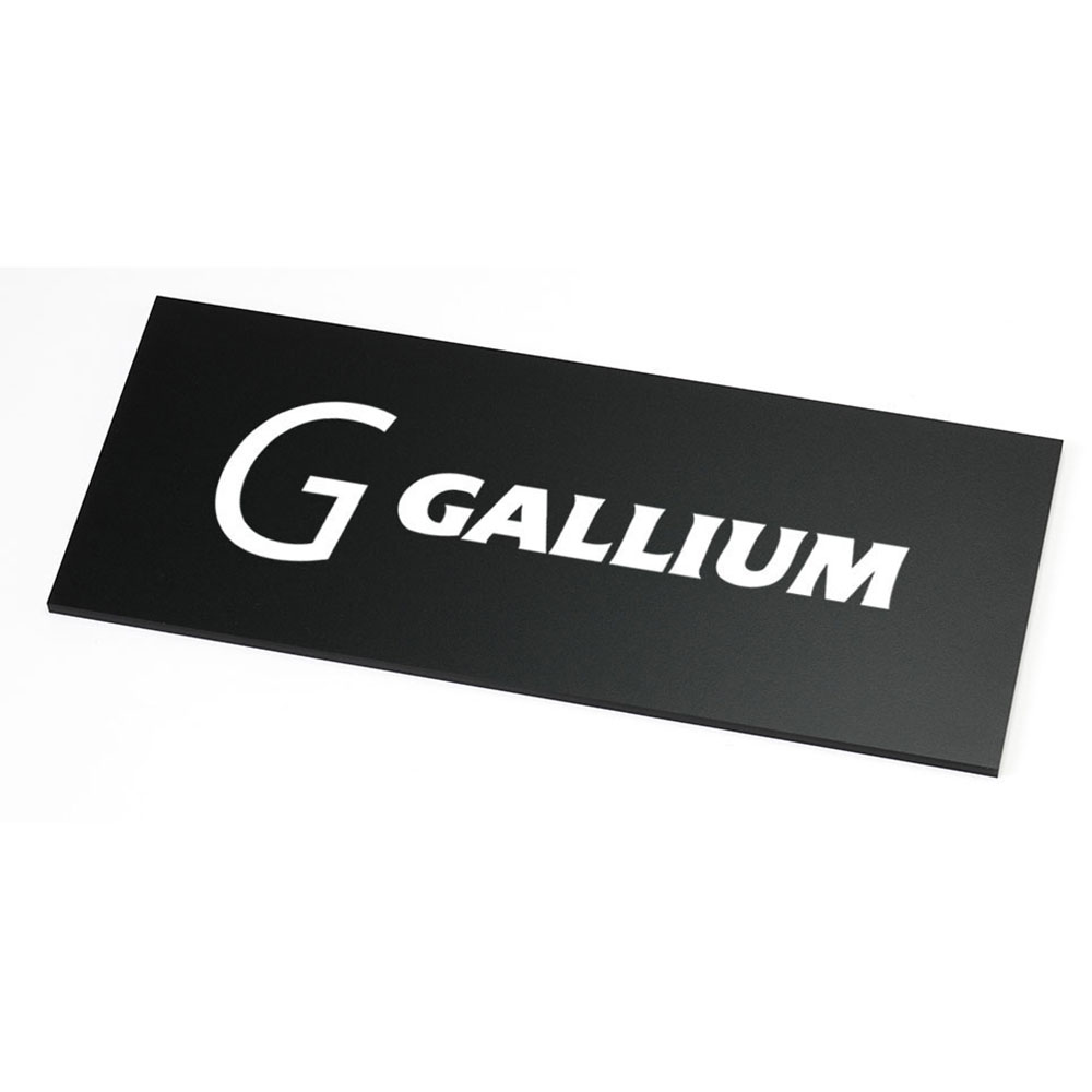 ガリウム　GALLIUM カーボンスクレーパー TU0206 ワックス塗布後のスクレーピングに カーボンを配合したスクレーパー！ 従来のスクレーパーに比べ、角の消耗を軽減！！ 更に、スクレーパー本体へのワックス付着も軽減してくれます！ ■サイズ：170×70×3mm ■カラー：ブラック ---ご注文の前に必ずお読みください--- ●在庫について 当店は店舗と同時販売(在庫を共有)の通販サイトです。 表示されている在庫はリアルタイムではございません。 ご注文後に在庫を店頭商品にて確保いたします。 その為、ご注文と入れ違いで店舗にて商品が完売となる場合がございます。 完売の場合はメールにてキャンセルのご連絡をさせて頂きます。(電話連絡はしておりません) 掲載在庫には店頭展示品(サンプル品)も含まれておりますので、展示品につき検品段階にて 瑕疵が発見された場合は店頭にて完売と同様にキャンセルのご連絡をさせて頂きます。 また、複数の商品をご注文いただき、一部の商品がご用意できない場合も 別途メールにてご連絡させていただきますのでご確認をお願い致します。 ご返信の期限がございますので、期限を超過致しますと ご連絡させて頂いた内容にて出荷をさせていただきます。 他の商品へのご変更はお受けできません。 ※イベント期間中でも同様に在庫を確保いたしますので、 イベント期間後に欠品が発生する場合がございます。 その場合に差額をポイント、値引などでの補填するご対応は致しておりません。 ●日時指定について 日時指定は確約されておりません。 出荷店舗、配送場所により配送指定のご希望に添えない場合がございます。 ●販売数量限定商品について 販売数量限定商品に関しましては複数のご注文などで制限数を超えた場合は ご注文をキャンセルさせていただく場合がございます。 なお、ご注文者様別名義でも発送先が同一の場合、 またはご注文者様は同じで別の発送場所に関しましても同様に ご注文をキャンセルさせていただく場合がございます。 ※柄デザインの生地の製品は、取り都合によりプリントの出方が1点1点異なります。 ※店頭商品の発送となる為、ご注文商品の化粧箱や梱包用の袋などが ご注文のメーカー、品番と異なる場合がございます。 ※当社の指定する衛生商品、食品等の返品・交換のできない商品がございます。 ※製品の外観・仕様はメーカーにより予告なく変更される場合があります。 ※在庫のお問い合わせは店舗同時販売の為、お答えしておりません。 また、サイズに関してもメーカー開示のない商品についての お問い合わせはお答えしておりません。 ※携帯電話からの場合、サイズチャートなどすべての内容が表示できない場合がございます。 パソコンにてご確認をお願いいたします。 ※ご注文前には必ず「よくあるご質問(FAQ)」と上記を必ずお読みください。 ご注文頂いた商品に関しましては上記、すべてをご了承されたものとみなされます。スノーボード メンテナンス用品 スクレーパー ワックス削り カーボン配合