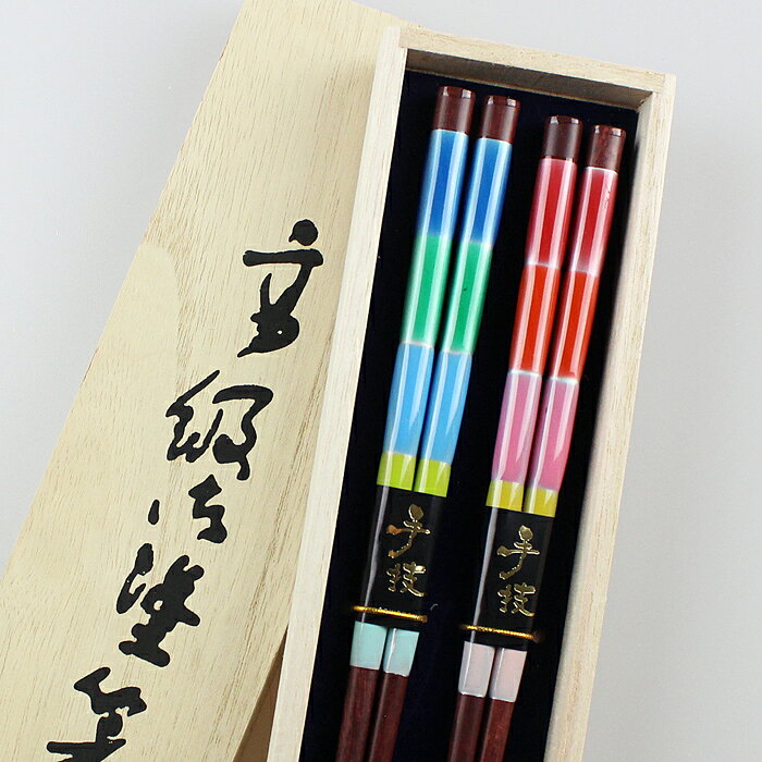 ▲ ▲ ▲ラッピングをご希望の方はこちら▲ ▲ ▲ ▲ ▲ ▲メッセージカードをご希望の方はこちら▲ ▲ ▲ 商品名 若狭塗 夫婦箸 桐箱入り 商品詳細 サイズ 約 23cm 材質 天然木、アクリルウレタン塗装 国産 日本製・福井県/若狭 食器洗い乾燥機： ○ 商品特徴 お箸は年齢や性別・季節を問わず毎日使うものなので、贈り物や記念品に最適です。 高級感のある桐箱入りで、大切な記念日や御礼・お祝いなどにもぴったり。 お箸は2本で一揃いの商品なので、結婚のお祝い品に大変おすすめ。 「いつまでも仲良く」「健康第一」などの願いを込めてプレゼントされる方が多いです。 お相手の好みがわからなくても、お箸は消耗品なので喜ばれやすいです。 普段使いにも使える、上品でおしゃれなデザイン。 お手入れ方法 家庭用の食器洗い機が使用できます。その際は箸の先は下に向けてください。 手で洗う場合は、やわらかいスポンジなどを使い通常の食器と同じように洗ってください。 洗った後は、清潔な布巾などで水分を拭き取り、風通しのよい日陰で自然乾燥させてください。 つけ置き洗い・たわしの使用などはご遠慮ください。 ▼配送方法のご確認をお願いします ★こちらの商品は「ゆうパケット便」にて出荷いたします ■到着まで（土日祝を除いた）3日前後かかります。 ■配達はご自宅の郵便受けへの投函で完了となります。 ■ほかの商品と同梱の場合、同梱商品によっては送料がかかります。 ▼お急ぎの方や、日時指定をご希望のお客様へ（＋送料） ご注文時、備考欄に「普通便で出荷希望・送料了解済み」と記載してください。お電話でも変更可能です。 普通便には送料がかかります。 ▼代引き利用のお客様へ（手数料330円＋送料） 代引きの場合、普通便での発送のため送料がかかります。 ご注文時、備考欄に「普通便で出荷希望・送料了解済み」と記載してください。お電話でも変更可能です。 記載がないまま代引きでご注文された場合は、お客様への確認待ち・出荷保留となります。 ▼送料については【 こちら 】をご確認ください。 様々な用途で選ばれております。 お箸 おはし 大人 子供 男子 女子 レディース キッズ 家族 ファミリー 男女兼用 かわいい おしゃれ 食洗機対応 食器洗浄機対応 食器洗い機対応 乾燥機対応 漆器 伝統 ギフト プレゼント おもてなし 来客用 ■ギフトシーン■ 御礼 内祝い 御祝 お祝い 誕生日プレゼント 結婚記念日 父の日 母の日 敬老の日 クリスマス 新築祝い 開店祝い 退職祝い 結婚祝い 還暦祝い 粗品 お土産 ■用途 ご褒美/お取り寄せ/贈り物/内祝/内祝い/引き出物/引出物/お祝い/御祝/結婚記念日/ギフト/詰め合わせ/贈答品/お返し/お礼/御礼/ごあいさつ/ご挨拶/御挨拶/プレゼント/お見舞御礼/お餞別/記念品/景品/賞品/粗品 ■シーン ウエディング/季節のご挨拶/寿/子供の節句/子供の日/ひな祭り/七五三/二次会/披露宴/結婚式/初節句/成人式/金婚式/銀婚式/ダイヤモンド婚式/お見舞い/引越し/引越しご挨拶/記念日/誕生日/父の日/母の日/敬老の日/初盆/お彼岸/進物/お土産/結婚祝い/結婚祝/出産祝い/入学祝い/誕生祝い/長寿祝い/快気祝い/開店祝い/開業祝い/新築祝い/上棟祝い/引越し祝い/ウェディングギフト/ブライダルギフト/結婚引き出物/結婚引出物/出産祝/入園祝い/入学祝/卒園祝い/卒業祝い/卒業祝/就職祝い/就職祝/昇進祝い/新築祝/上棟祝/引っ越し祝い/引越し祝/開店祝/退職祝い/快気祝/傘寿祝い/米寿祝い/卒寿祝い/白寿祝い/長寿祝/古希/百賀/粗供養/法事/法要/仏事/志/満中陰志/会葬御礼/法要引き出物/法要引出物/法事引き出物/法事引出物/忌明け/四十九日/七七日忌明志/一周忌/三回忌/回忌法要/偲び草/供物/お供え/御霊前/卒業記念品/定年退職記念品/コンペ景品/お年賀/寒中見舞い/お中元/暑中見舞い/残暑見舞い/お歳暮/御中元/御歳暮/御年賀/残暑見舞/年始挨拶/バレンタインデー/バレンタイン/バレンタインチョコ以外/ひなまつり/ホワイトデー/七夕/ハロウィン/クリスマス/イベント用ギフト ■対象 ご両親/父/母/兄弟/姉妹/祖父/おじいちゃん/祖母/おばあちゃん/旦那/夫/妻/彼氏/彼女/男性/女性/先輩/上司/友達/10代/20代/30代/40代/50代/60代/70代/80代 店舗概要：祭りのええもんは、伝統工芸「紀州漆器」の産地・和歌山県海南市で、昭和5年（1930年）より漆器づくりを営んでまいりました。 400年の歴史を誇る紀州漆器の地から、暮らしを彩る器や道具を幅広くご紹介しています。 ご自宅用はもちろん、大切な方への贈り物にも最適です。どうぞゆっくりとお買い物をお楽しみください。