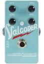 この「Catalinbread Valcoder」は、Valcoというアンプメーカーが60年代にアンプに搭載していた、チューブトレモロを再現したエフェクトです。 Valcoアンプは当時、スプロやナショナル、グレッチ等といった小型のチューブアンプを多く生産しており、それらのモデルにも同様のトレモロが搭載されていました。 Speed、Depth、Input、Outputコントロールを搭載し、Inputコントロールではトレモロ内部の真空管が飽和して音が歪む様子までシミュレートしています。 回路には「60年代のValcoチューブトレモロ回路からインスパイアを受けて制作した、ディスクリート・アナログLFO回路を搭載」しています。 Depthを最小にしてOutputを上げれば、最大+10dB程度のブーストも可能で、Inputと組み合わせることでオーバードライブ的な使い方が出来ます。