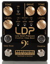 ニューヴィンテージと称すべきドライブサウンドを内包するオーバードライブ/クリーンブースター”LDP”の登場です！ ベース向けにデザインしたオーバードライブとクリーンブースターを搭載し、2つの回路が完全に隔離され、フットスイッチによってそれぞれオンオフの切り替えが可能です。 またそれぞれの回路に低音が得られるディープブーストスイッチが搭載されています。 トゥルーバイパススイッチ 電源：9V-18V 商品電流：9V（50mA）、18V（80mA） サイズ：3.7 × 4.7 × 1.3 インチ 重量：約1.1 lbs