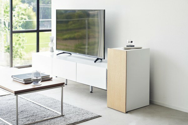 ※お取り寄せ商品です。在庫のある場合は、1〜5営業日で発送いたします。在庫が流動的ですので、急な品切れにはご了承くださいませ。お急ぎの場合は予めお問い合わせいただけますと助かります。 商品名 ゲーム機収納ラック　タワー　2109 メーカー 山崎実業　 本体サイズ 幅247 × 奥行365 × 高さ603 (mm)※曲線部や若干の個体差があるため、表記と多少の差異が生じる場合があります。あらかじめご了承下さい。 座高 重量 色柄 ホワイト 素材 本体：スチール（粉体塗装） 配送方法 宅急便 お問い合わせNo. 036-07781ゲーム機やコントローラーを隠してすっきり収納できる機能的なラック。リビングなどで雑然としがちなゲーム機やコントローラーなどを隠しながら美しく収納できる大容量のラックです。棚は引き出し式になっていて奥の方に置いた物も取り出しやすい。上部の棚はコントローラーを2つ並べても余裕のある広さ。シリコーンのケーブルホルダー付き。蓋との間にスリットがあり、充電しながら天板にコントローラーを一時置きできます。裏は排熱穴がたくさん空いていてケーブルの抜き差しもスムーズ。