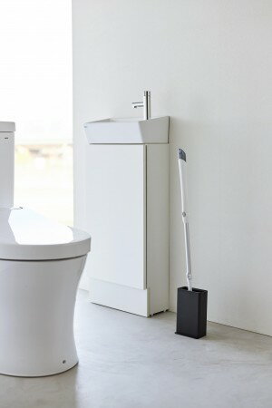 ※お取り寄せ商品です。在庫のある場合は、1〜5営業日で発送いたします。在庫が流動的ですので、急な品切れにはご了承くださいませ。お急ぎの場合は予めお問い合わせいただけますと助かります。 商品名 トイレワイパースタンド　タワー　3997 メーカー 山崎実業　 本体サイズ 幅110 × 奥行70 × 高さ175 (mm)※曲線部や若干の個体差があるため、表記と多少の差異が生じる場合があります。あらかじめご了承下さい。 座高 重量 色柄 ブラック 素材 本体・蓋：ABS樹脂 配送方法 宅急便 お問い合わせNo. 462-04378トイレワイパーを立ててスリムに収納！収納に困るトイレワイパーを、トイレの端にすっきり収納。本体の底が傾斜しているのでワイパーの柄をしっかりホールド。蓋が外れるのでお手入れも簡単。蓋を外すと間口が広がり様々な形状のワイパーに対応。※トイレワイパーは付属しておりません。