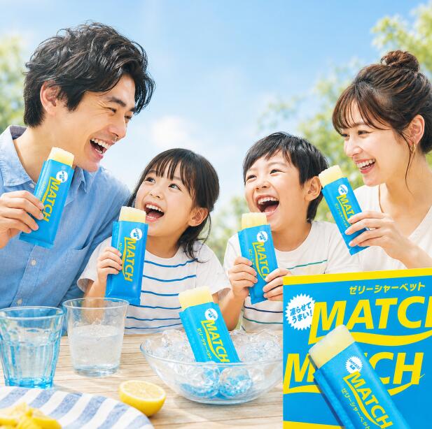 商品情報商品説明凍らせてシャーベット食感、半解凍でひんやりゼリー食感、冷蔵でぷるぷる食感が楽しめる個包装タイプの商品です。 1袋60gの食べやすいサイズで、おやつや間食はもちろん、スポーツやレジャー、アウトドアなどさまざまなシーンで手軽にお楽しみいただけます。 常温で保管できるためストックしやすく、必要な分だけ冷凍してお召し上がりいただけます。原材料糖類（ぶどう糖果糖液糖（国内製造）、砂糖）、食塩／酸味料、ゲル化剤（増粘多糖類）、乳酸Ca、V.C、塩化K、紅花色素、香料、グルタミン酸Na、塩化Mg、ナイアシンアミド、V.B6、V.P、V.B2MATCH ゼリーシャーベット 60g 18袋 パウチ シャーベット 凍らせる スティック アイス 業務用 個包装 熱中症対策 バラ売り 凍らせてシャーベット食感、半解凍でひんやりゼリー食感、冷蔵でぷるぷる食感が楽しめる個包装タイプの商品です。 凍らせてシャーベット食感、半解凍でひんやりゼリー食感、冷蔵でぷるぷる食感が楽しめる個包装タイプの商品です。 1袋60gの食べやすいサイズで、おやつや間食はもちろん、スポーツやレジャー、アウトドアなどさまざまなシーンで手軽にお楽しみいただけます。 常温で保管できるためストックしやすく、必要な分だけ冷凍してお召し上がりいただけます。 5