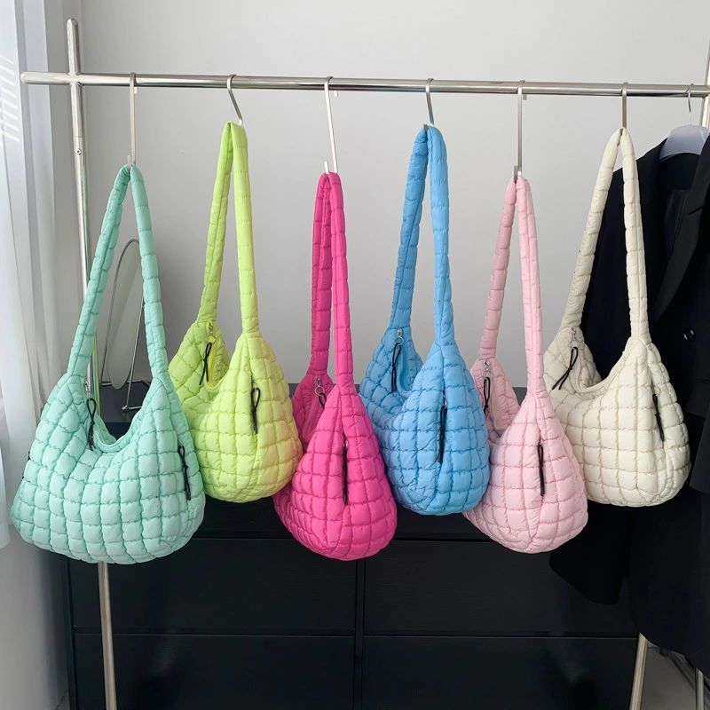 Rakuten - パファートートバッグ キルティングショルダーバッグ 女性用パファーバッグ キルティングトートバッグ 軽量ナイロンハンドバッグ キルティングバッグ