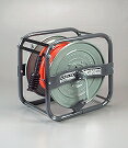 【商品説明】●使いやすさと豊富なアイテム。●本体をメインエアーシステムの側に置いたまま、エアーホースを必要な所まで引き出して使うタイプです。●軽くしなやかで、強靭な編糸補強1Bブレード入ポリウレタンホースを採用。●アルミダイキャスト製収納ラック:一次側ホースをスッキリ収納できます。●ブレーキクリップ:ホースのたるみ防止用。●円盤にはめ込むだけで簡単に固定できます。●一次側ホース2m付●ホース材質:編糸補強1Bブレード入ポリウレタン【画像注意事項】商品画像は、UCS-302を使用。