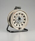 【商品説明】●標準型(温度センサー付)、サンタイガーリール●外観から見えない細部まで進化し続けるコードリール。●しなやかなソフトムケーブルでさらにグレードアップ。●開く・閉める、動作がピタッと決まる防塵キャップです。●火災(発火)や故障の原因となる油やホコリからコンセントを守ります。●ブレーキストッパー(ドラム空転止め):樹脂の弾性を応用、簡単操作で電線のゆるみ・たるみを解消します。(特許登録済)●緑色の配線保護カバーがコンセント配電部と中心軸との万一の短絡を防止します。●電源パイロットランプ。●社名、住所、購入年月日を記載したり、持ち込み許可ラベルが貼れる便利なネームプレート付。●温度センサー(電線溶解防止機能)内蔵【注意・使用条件】●定格電流は電線を巻いたままの状態で使用できる電流です。●円盤/鉄板製●コンセント防塵シャッター付●温度センサーは手動復帰型です。●温度センサーが作動したら、接続している機器のプラグを抜き、電線を全長引き出します。●電線温度が下がり、復帰ボタンを押してパイロットランプが点灯したら再び使用できます。