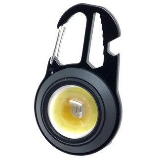 ※画像はイメージです。※本商品は、メーカー取り寄せ商品となります。※掲載商品は予告無く販売終了となっている場合があり、出荷確約をするものではありません。■特長●小さくても明るさがスゴい（約500ルーメン）充電式のライトです。●カラビナフック搭載で登山などの際にカバンに装着できます。●緊急時の作業に役立つレンチ機能、ドライバービットを装備●Type-c充電用コード、ドライバービット4サイズ付属■仕様材質：アルミ/ABS本体サイズ：全長85×全幅53×厚み33mm重量：60g防水性能：IP45準拠内蔵電池：3.7V500mAh充電時間：約90分付属品：Type-C充電用コード、ドライバービット■詳細・蛍光色ハイ/約500ルーメン、連続点灯約1.5時間・蛍光色ロー/約350ルーメン、連続点灯約3時間・電球色ハイ/約450ルーメン、連続点灯約2時間・電球色ロー/約300ルーメン、連続点灯約3.5時間・6段階の点灯方式（蛍光色ハイ/蛍光色ロー/電球色ハイ/電球色ロー/赤色灯/ハザードモード）・上部にはカラビナ付でいろいろな場所で使用可能です。・背部にはパワーインジケーター付きで電池残量が一目で分かります。・緊急時の作業に便利なドライバービットを装備