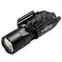 ●リコイルループ機能を備えたLEDが1000ルーメンの白色閃光を照射 ●TIR LENS：全内部反射レンズ(TIR)レンズが、十分な周辺光を持つ強力な遠距離照射光を生成 ●要所にはOリングやガスケットを装備、異物の侵入を防御し、精密電子機器を保護 ●テールスイッチは従来のX200/X300/X400と同規格、ロングガン用リモートスイッチや各種ハンドガン用DGスイッチの装着にも幅広く対応 ●ボディ材質：アルミニウム（ミルスペックアナダイズド） ●搭載ランプ：LED ●明るさ：1000ルーメン ●連続点灯：1．25時間 ●ピカティニーレイル（20mmレイル）対応 ●防水仕様（22mまで） ●カラー：ブラック ●使用電池：SF123A×2本 ●サイズ：約91mm 径:28.6mm ●重量：約113g（SF123A電池2本含む） ※業界最高水準の品質を誇るX-Seriesは、軽量でありながら卓越した耐久性と高い機能性、万能性を兼ね備えたウェポンライトです。そして業界トップの地位に甘んじることなく、常に進化を続けています。 LED搭載のWeponLightシリーズは、いずれも小型で信頼性に非常に優れたものばかり。レール付きのハンドガンやロングガンへの取り付けに最適です。 照射するのは光度の高いロングレンジの白熱光。V-Seriesモデルでは白熱光に加え赤外線も搭載。IRフィルターは不要です。 X-SERIES WeponLightモデルはすべて、世界に名を馳せるSureFireの性能と耐久性、信頼性を兼ね備えています。「任務を遂行し、形勢を有利に動かす」それがこのX-Seriesなのです。　