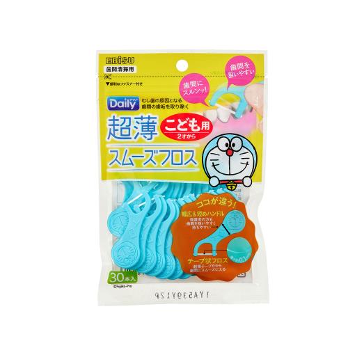 商品説明歯間にスルンッと入る、こども用超薄スムーズフロス。フロス素材に約0．1mmの薄くて切れにくいPTFEを採用。幅広＆短めハンドルで保護者の方も歯間を狙いやすく持ちやすい。ハンドルの両面にはドラえもんの顔を立体的に表現。こどもの小さな口に使いやすいコンパクトヘッド。■型番：B-D4640■柄の材質：ポリスチレン■フロスの材質：PTFE■耐熱温度：80度■台湾製■個装サイズ：115×172×19mm　38g広告文責株式会社ウェルパーク　電話番号：042-659-3716