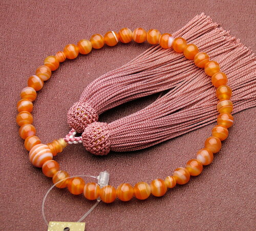 サイズ 37珠（主珠） 材質 【主珠】縞瑪瑙（7mm） 【親珠】縞瑪瑙（10mm） 【二天珠】縞瑪瑙（5mm） 房 ローズ色（正絹頭付） 付属品 専用桐箱付 京職人の手づくりタグ付 宗派 どの宗派でもお使いいただけます。 商品説明 ・瑪瑙は...